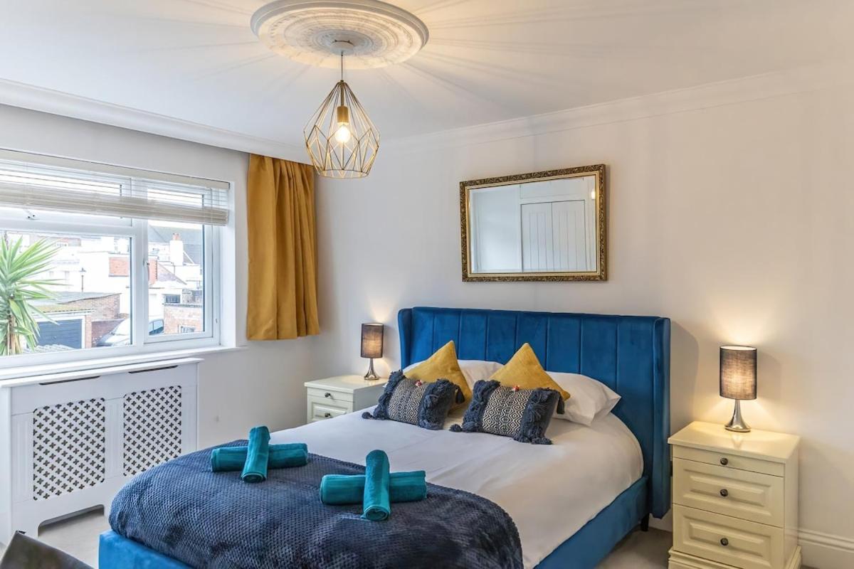 3 Bed House Old With Hottub & Parking 2min Walk To & Gunwharf Apartment