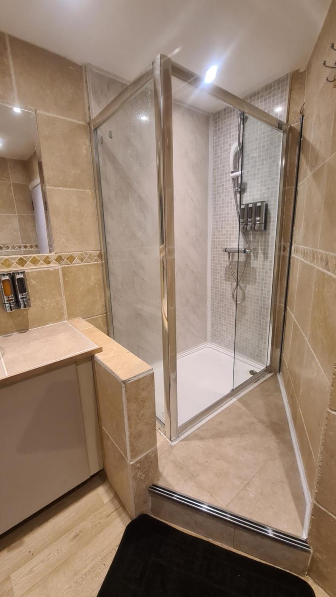 A Cozy In A Well Furnished Close To The Sea Front And Gun Wharf And Land Marks *