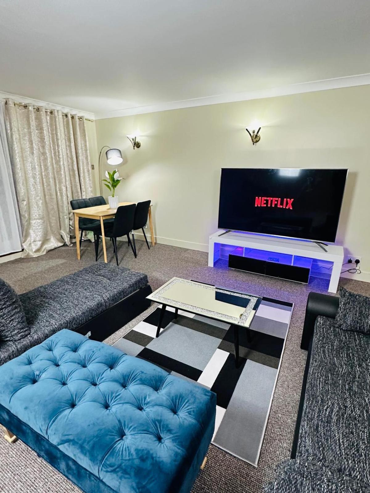 Guest house A Cozy In A Well Furnished Close To The Sea Front And Gun Wharf And Land Marks *