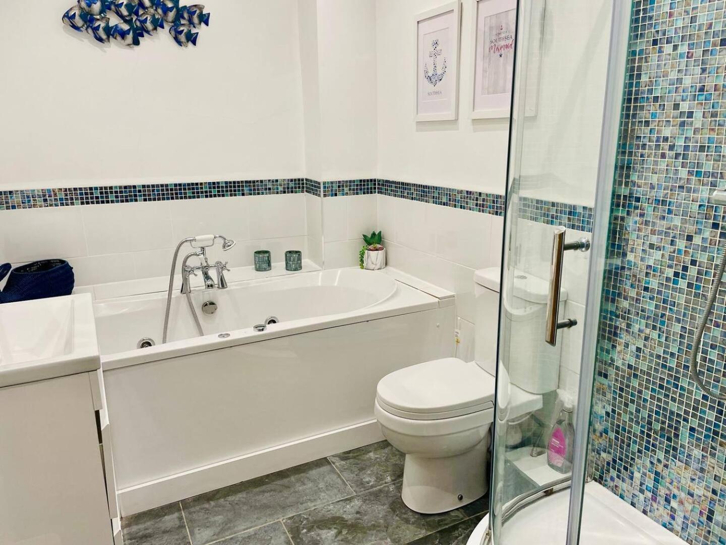 Stunning Spacious 3 Bedroom Seafront 2 Minute Walk To Beach, Shops, Restaurants Apartment