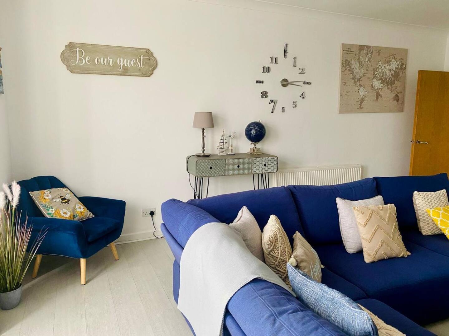 Apartment Stunning Spacious 3 Bedroom Seafront 2 Minute Walk To Beach, Shops, Restaurants *