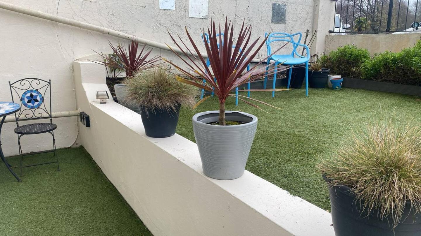 Stunning Spacious 3 Bedroom Seafront 2 Minute Walk To Beach, Shops, Restaurants