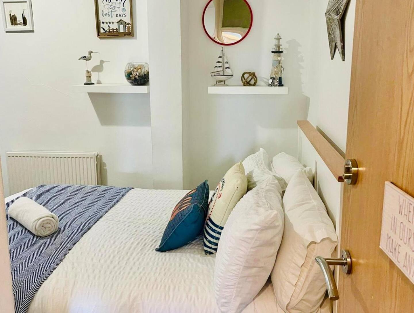 Stunning Spacious 3 Bedroom Seafront 2 Minute Walk To Beach, Shops, Restaurants Apartment Portsmouth