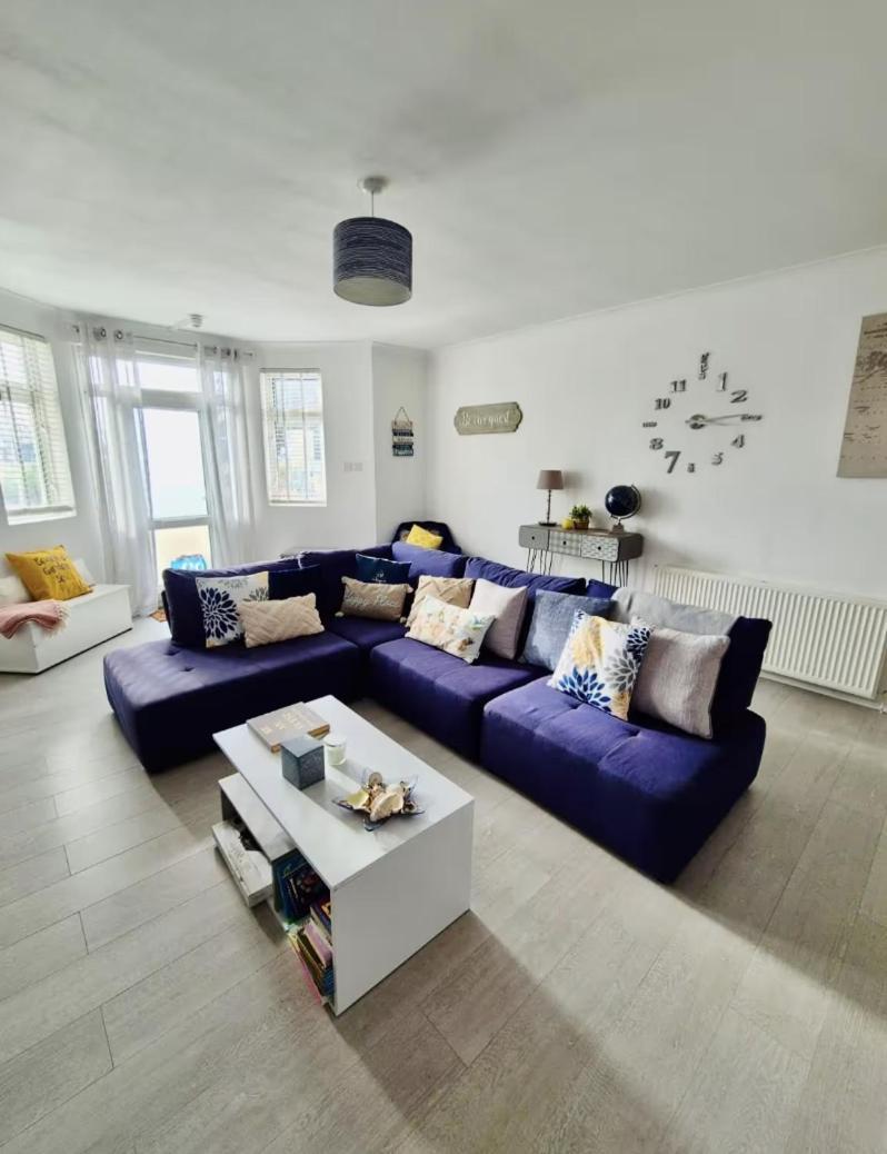 Stunning Spacious 3 Bedroom Seafront 2 Minute Walk To Beach, Shops, Restaurants * Portsmouth