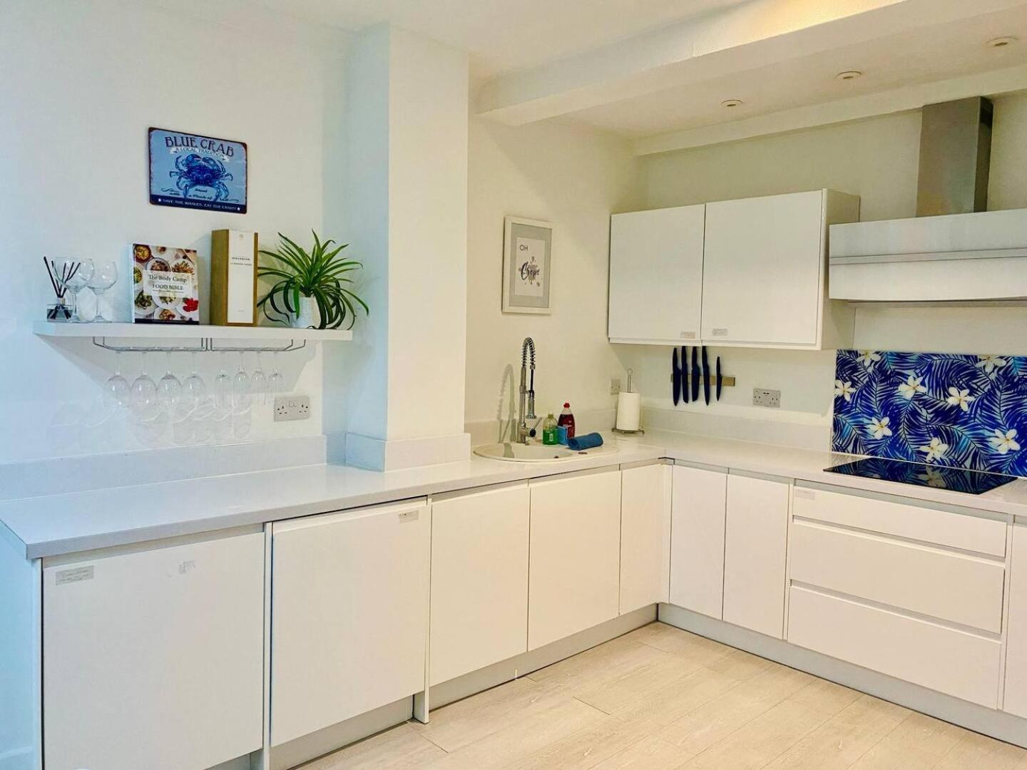 Stunning Spacious 3 Bedroom Seafront 2 Minute Walk To Beach, Shops, Restaurants