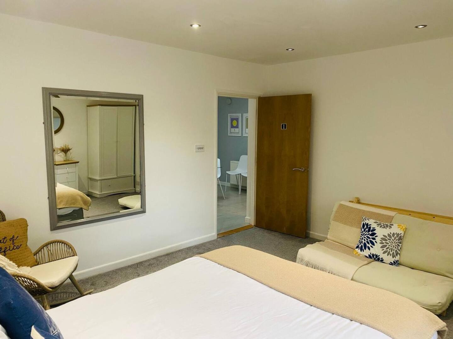 Apartment Stunning Spacious 3 Bedroom Seafront 2 Minute Walk To Beach, Shops, Restaurants
