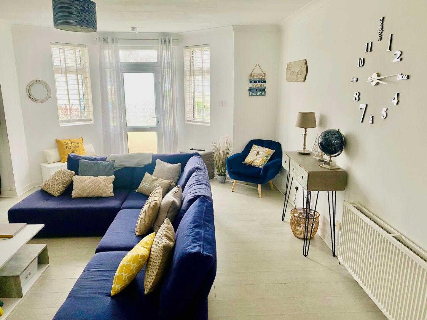 Apartment Stunning Spacious 3 Bedroom Seafront 2 Minute Walk To Beach, Shops, Restaurants *