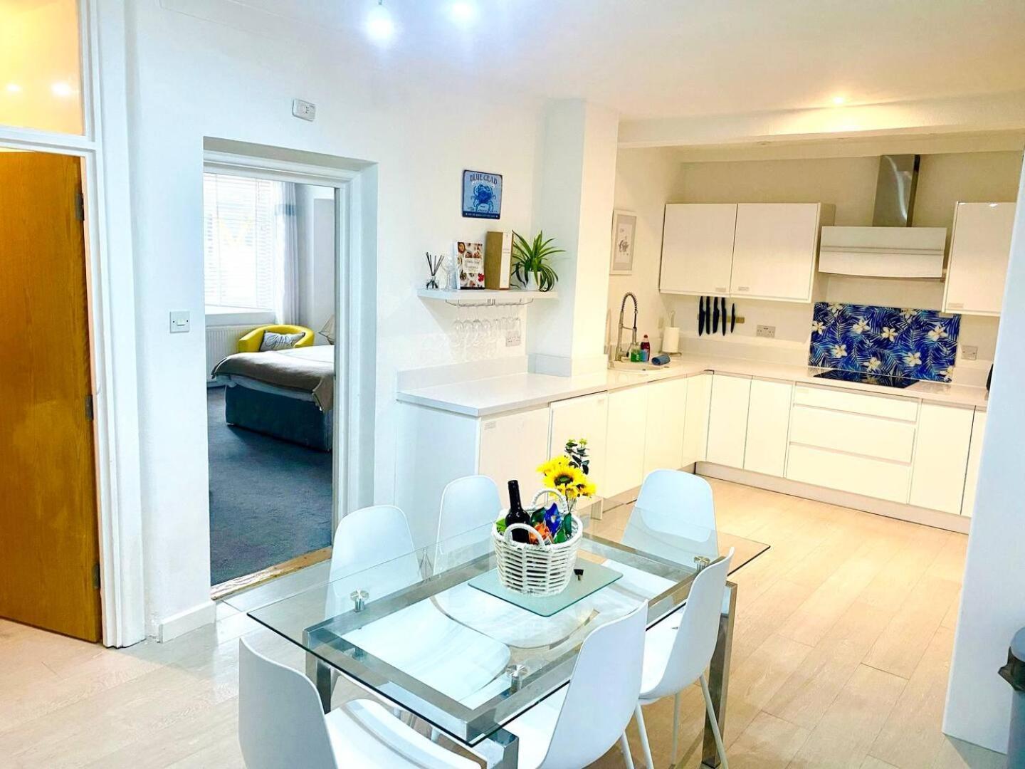Stunning Spacious 3 Bedroom Seafront 2 Minute Walk To Beach, Shops, Restaurants Apartment Portsmouth