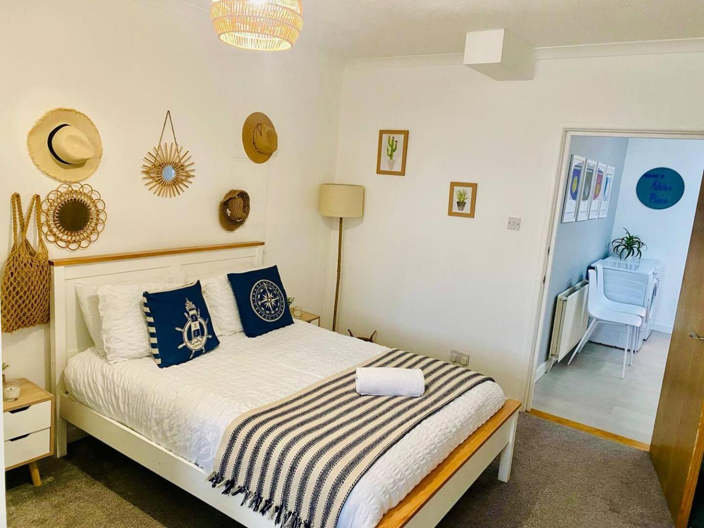 Stunning Spacious 3 Bedroom Seafront 2 Minute Walk To Beach, Shops, Restaurants