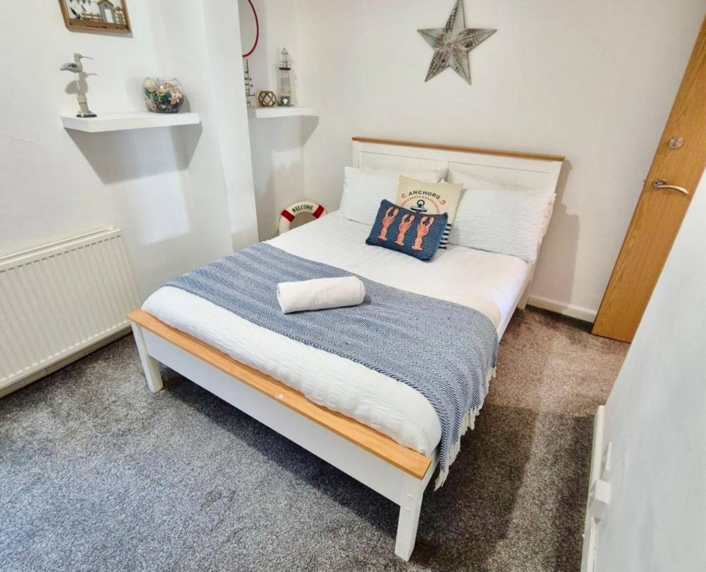 Stunning Spacious 3 Bedroom Seafront 2 Minute Walk To Beach, Shops, Restaurants Apartment