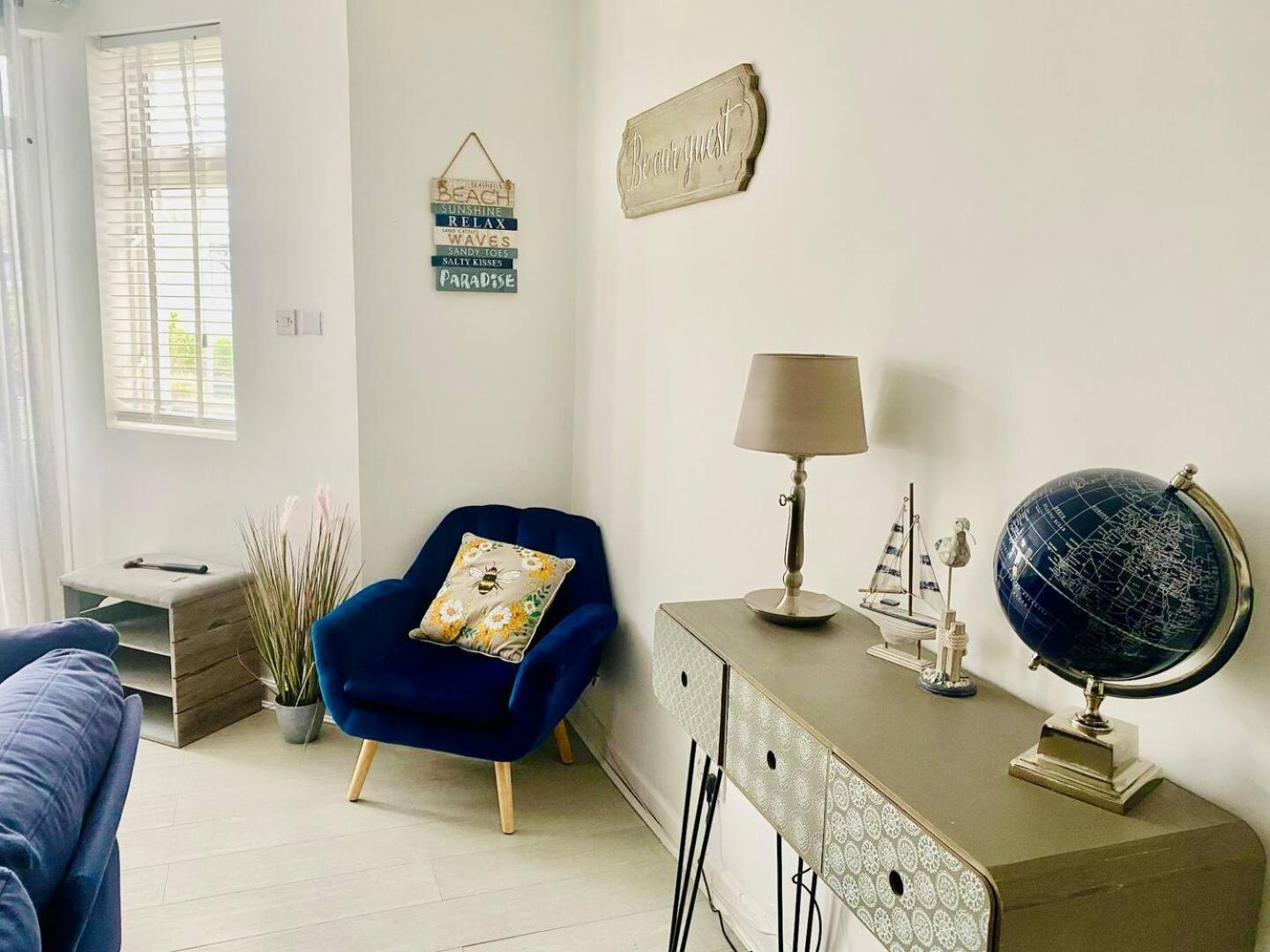 Apartment Stunning Spacious 3 Bedroom Seafront 2 Minute Walk To Beach, Shops, Restaurants *