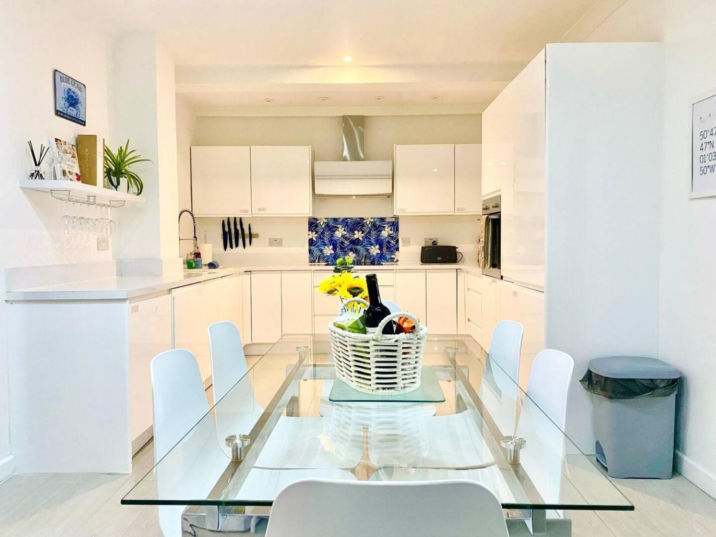 Stunning Spacious 3 Bedroom Seafront 2 Minute Walk To Beach, Shops, Restaurants Apartment Portsmouth