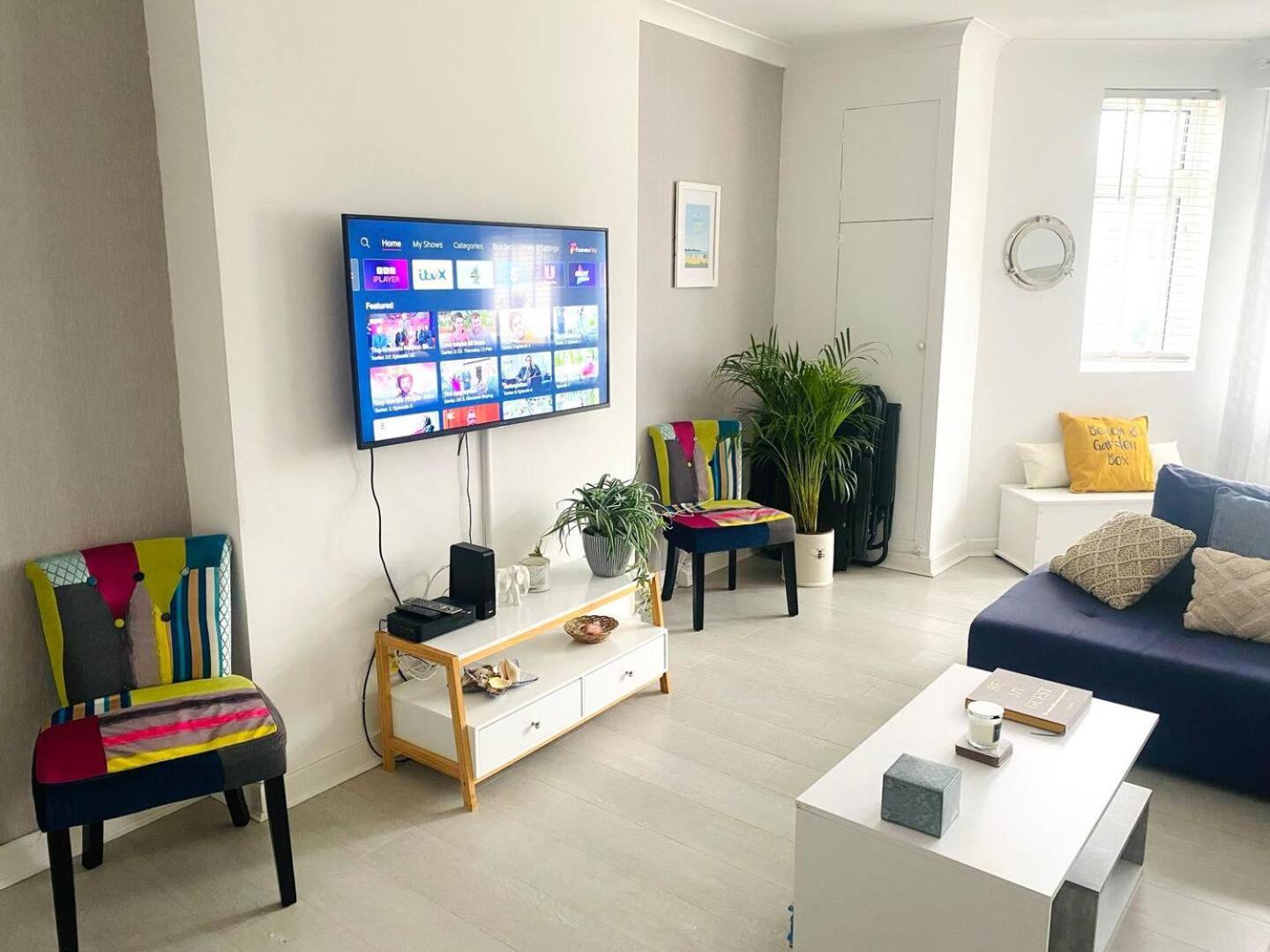 Stunning Spacious 3 Bedroom Seafront 2 Minute Walk To Beach, Shops, Restaurants *