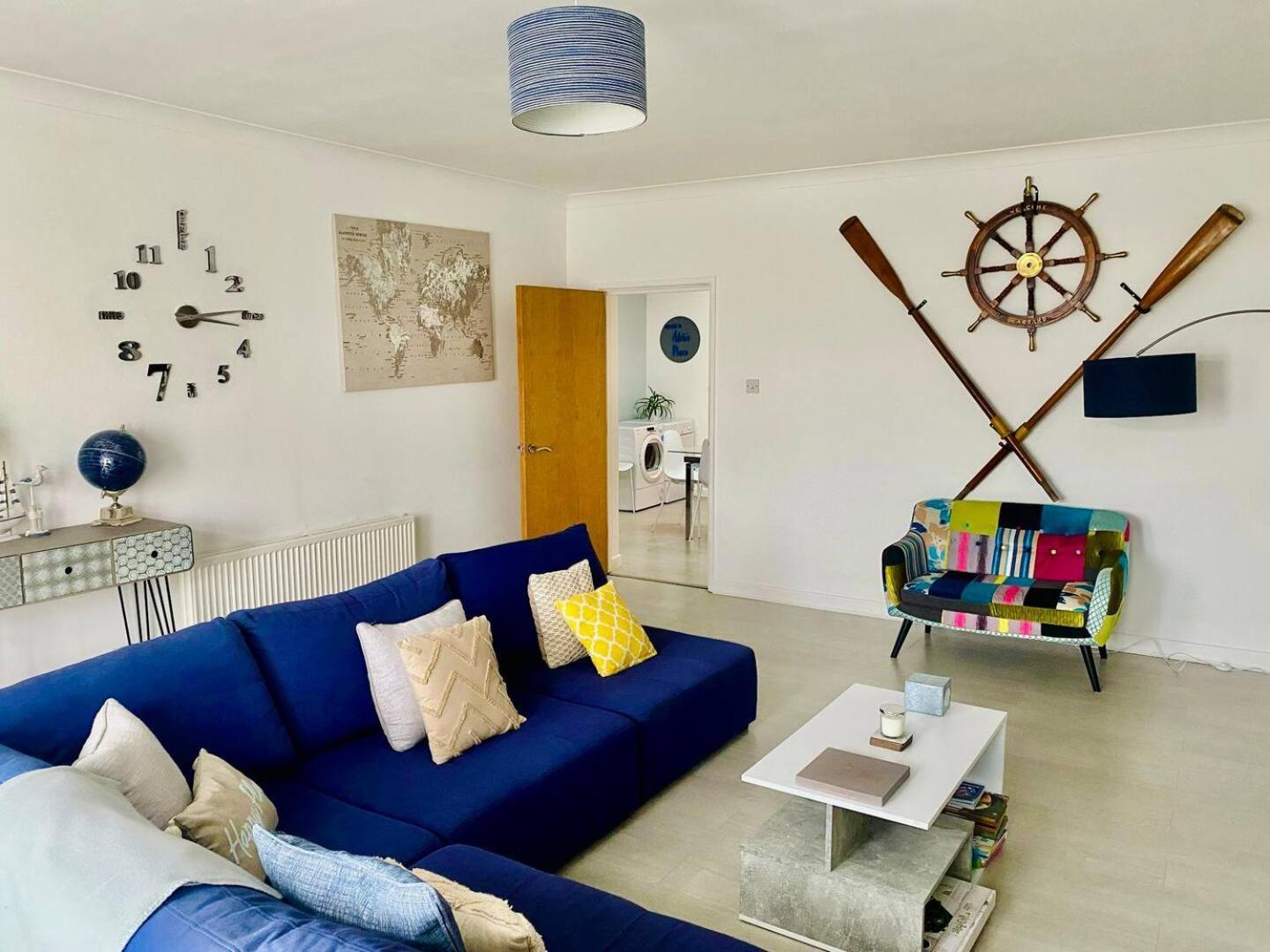 Stunning Spacious 3 Bedroom Seafront 2 Minute Walk To Beach, Shops, Restaurants * Portsmouth