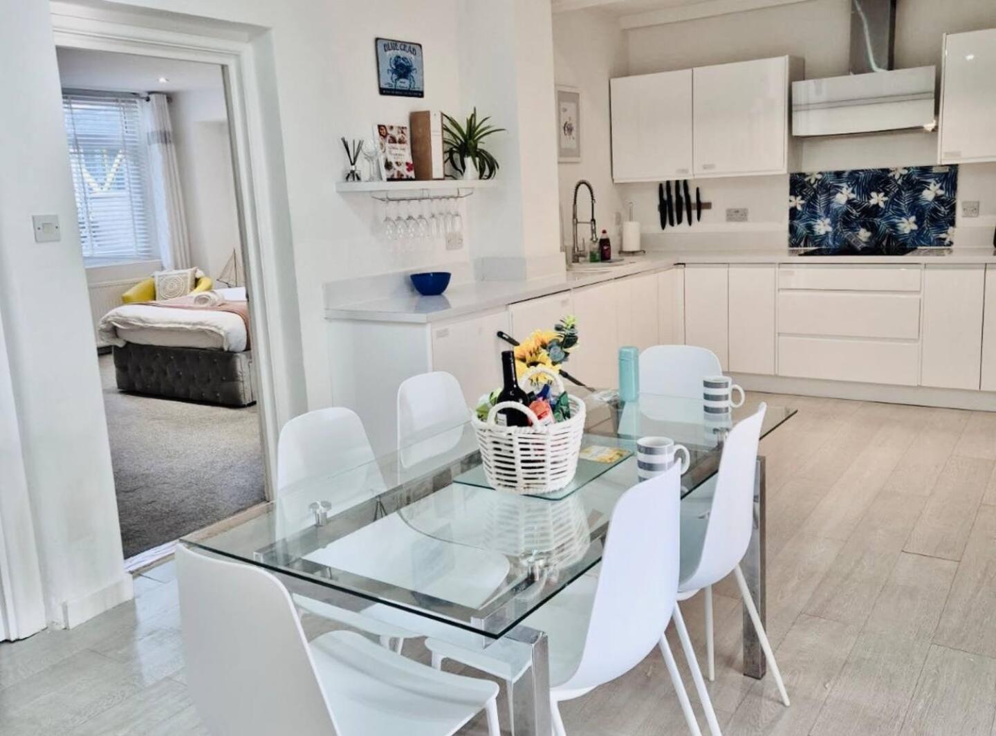Stunning Spacious 3 Bedroom Seafront 2 Minute Walk To Beach, Shops, Restaurants Apartment Portsmouth