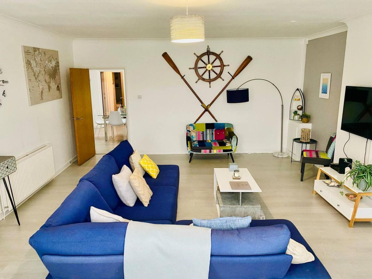 Stunning Spacious 3 Bedroom Seafront 2 Minute Walk To Beach, Shops, Restaurants *