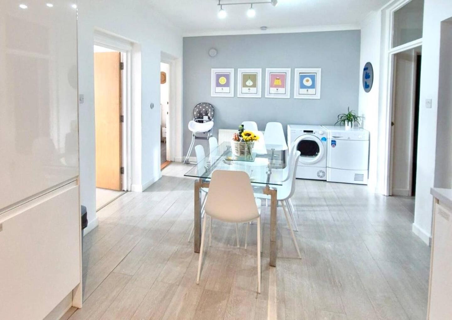 Stunning Spacious 3 Bedroom Seafront 2 Minute Walk To Beach, Shops, Restaurants Portsmouth