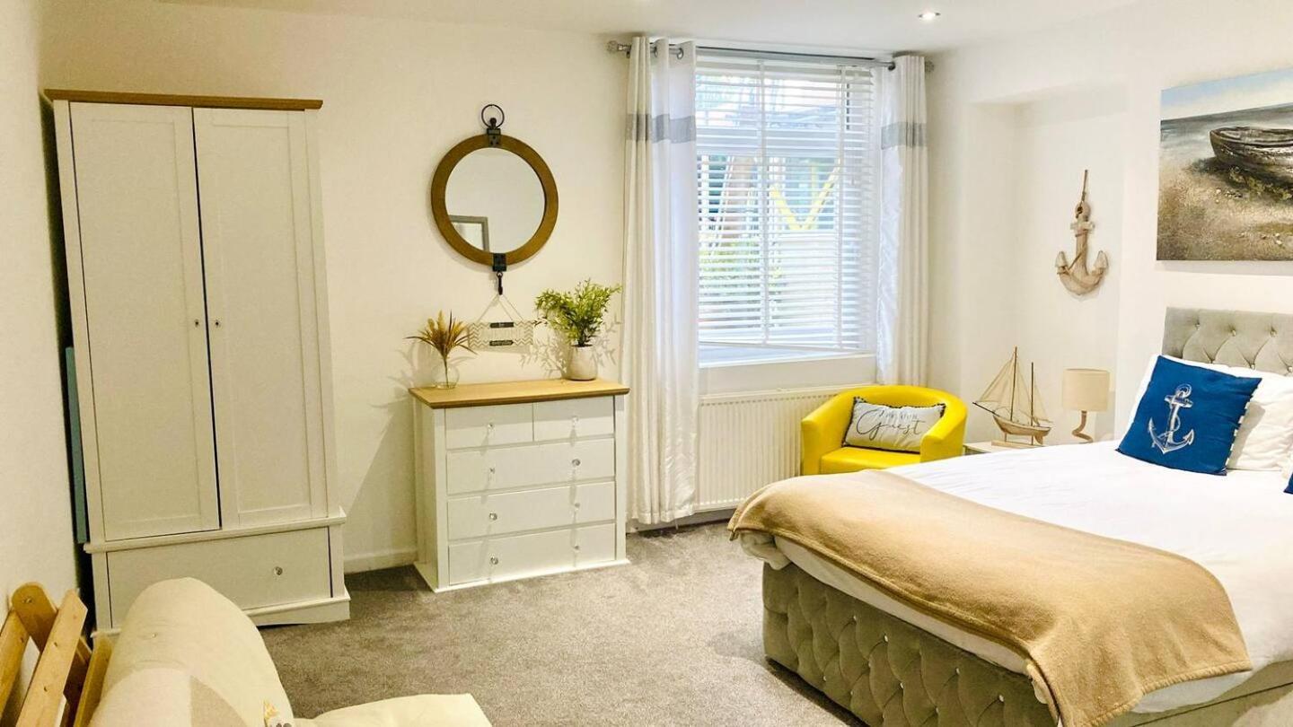 Stunning Spacious 3 Bedroom Seafront 2 Minute Walk To Beach, Shops, Restaurants