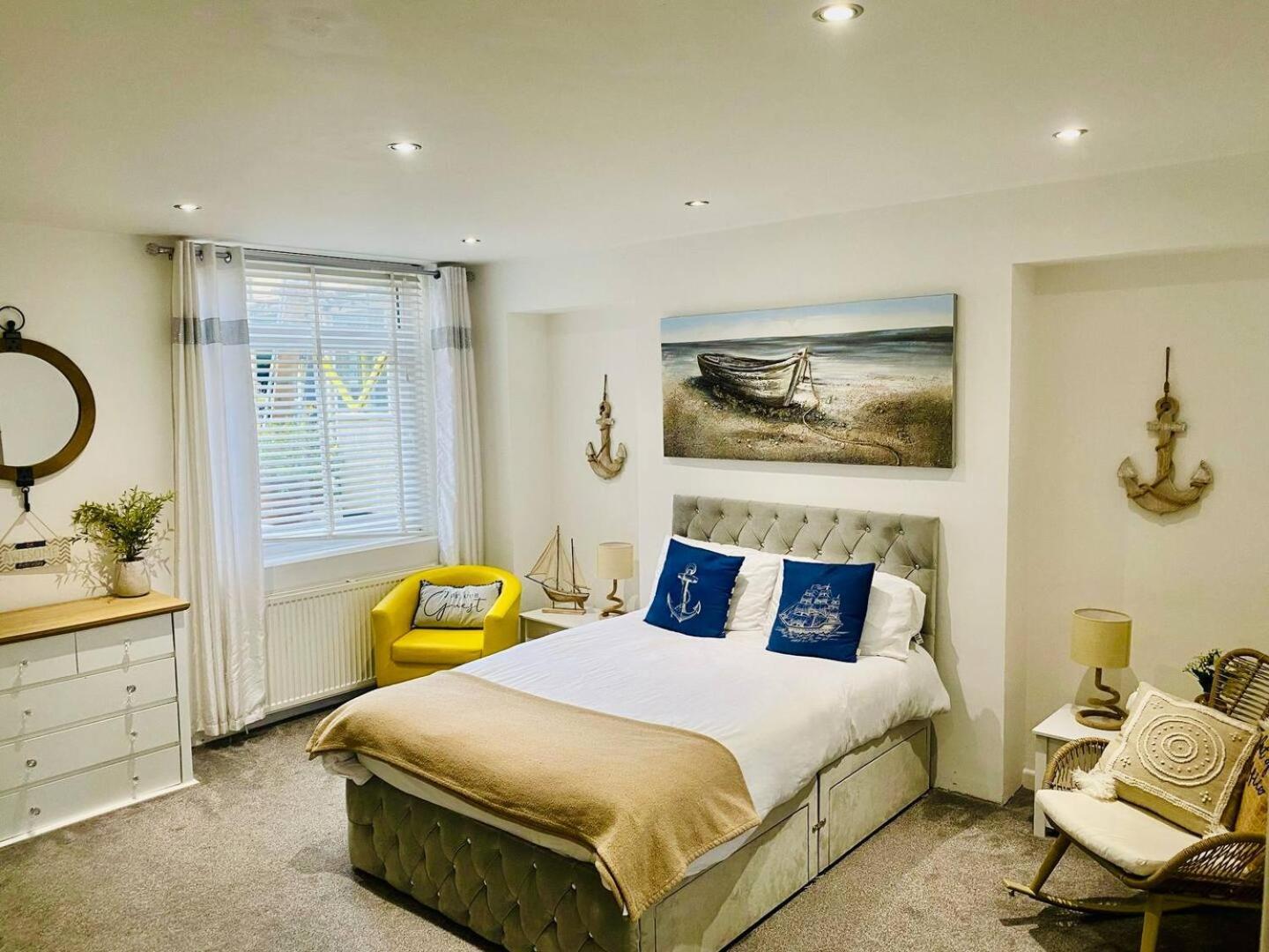 Stunning Spacious 3 Bedroom Seafront 2 Minute Walk To Beach, Shops, Restaurants Apartment