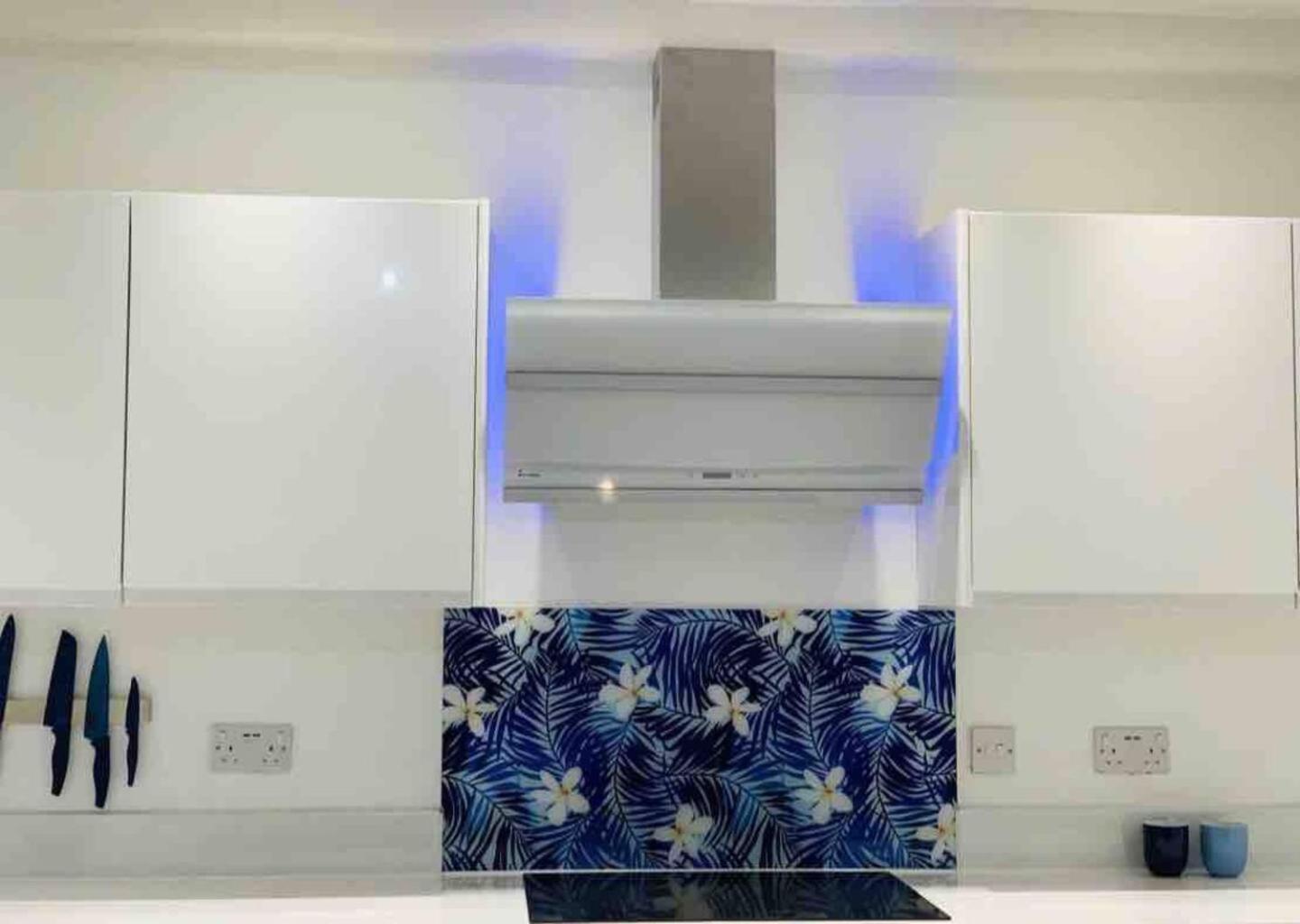 Stunning Spacious 3 Bedroom Seafront 2 Minute Walk To Beach, Shops, Restaurants Apartment Portsmouth
