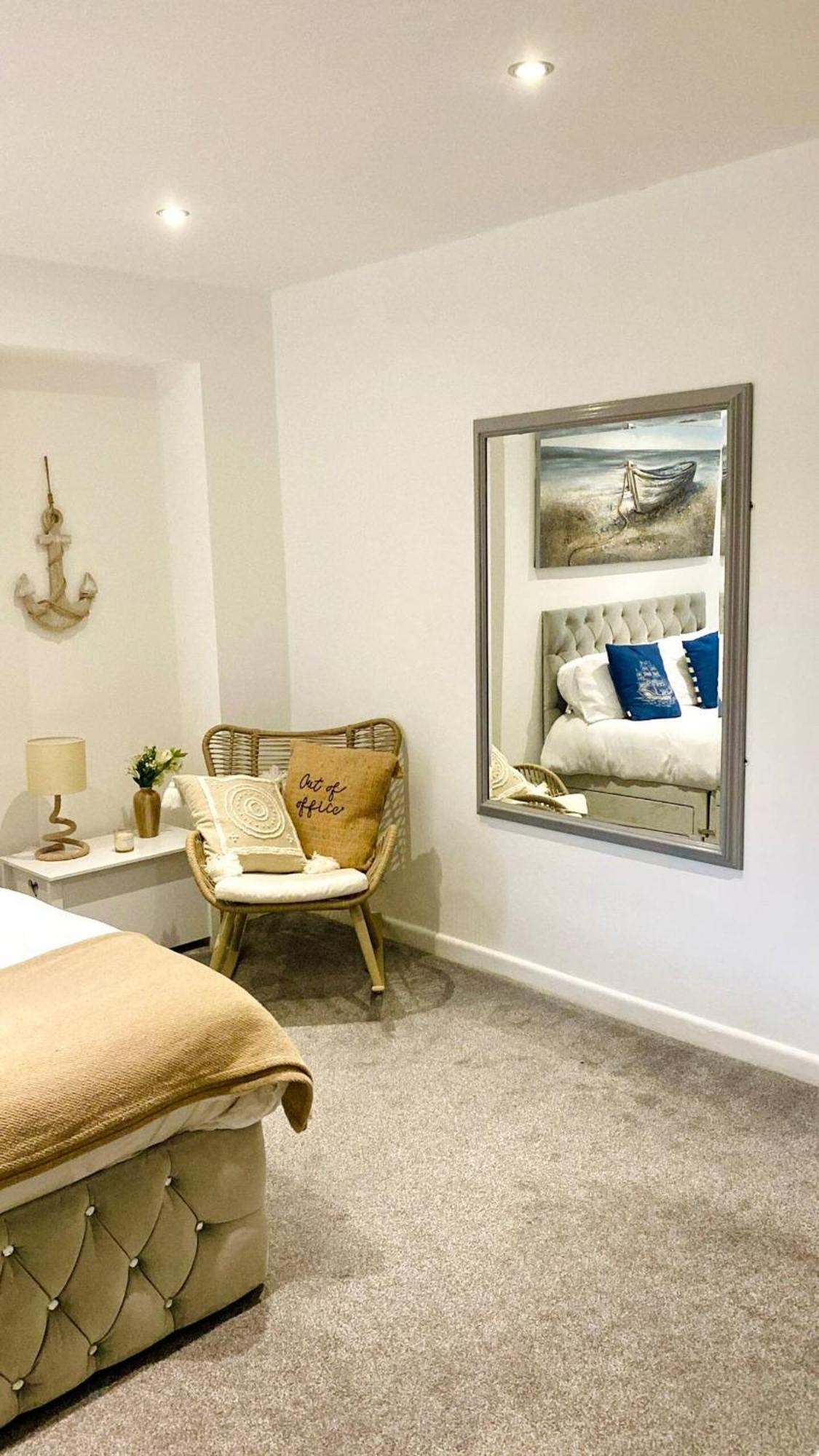 Apartment Stunning Spacious 3 Bedroom Seafront 2 Minute Walk To Beach, Shops, Restaurants Portsmouth