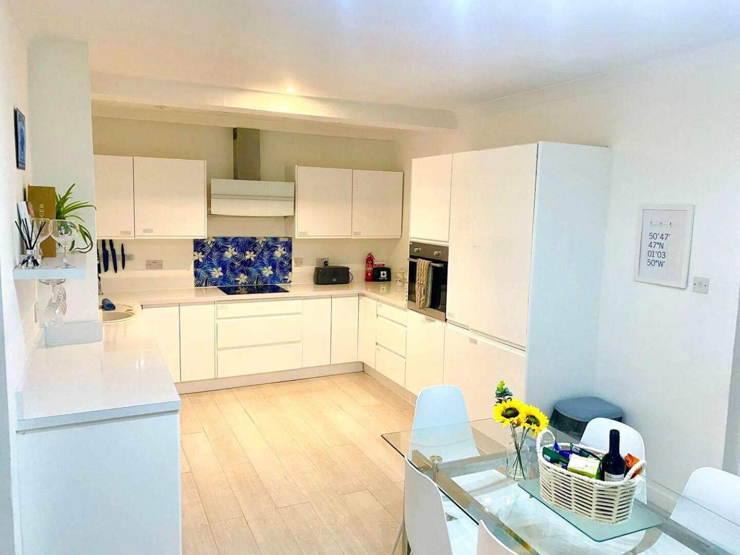 Stunning Spacious 3 Bedroom Seafront 2 Minute Walk To Beach, Shops, Restaurants