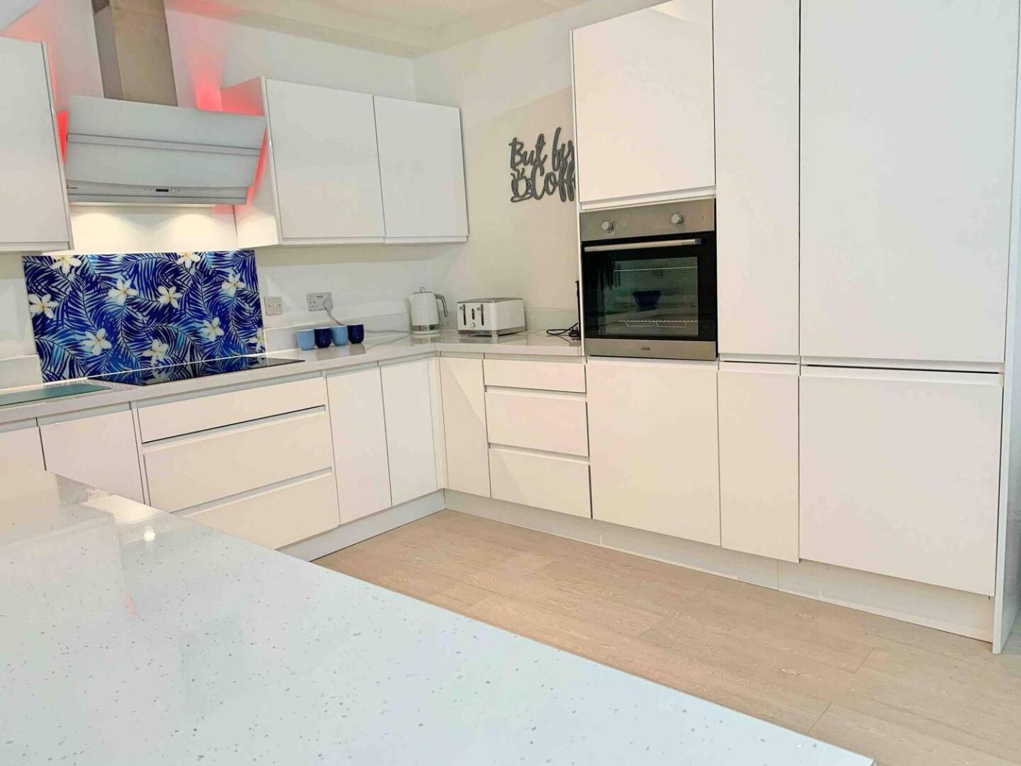 Stunning Spacious 3 Bedroom Seafront 2 Minute Walk To Beach, Shops, Restaurants Apartment