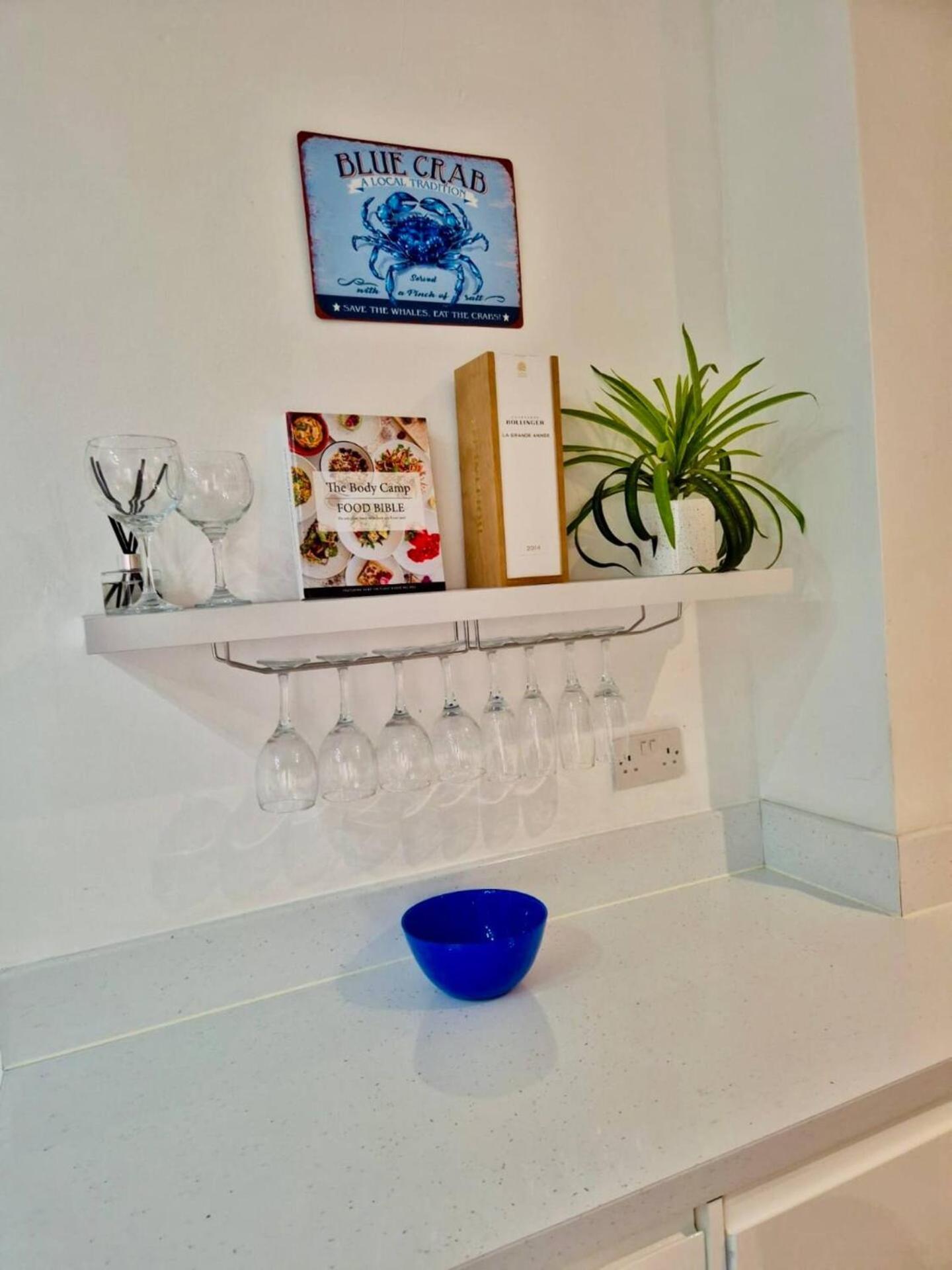 Stunning Spacious 3 Bedroom Seafront 2 Minute Walk To Beach, Shops, Restaurants Apartment Portsmouth