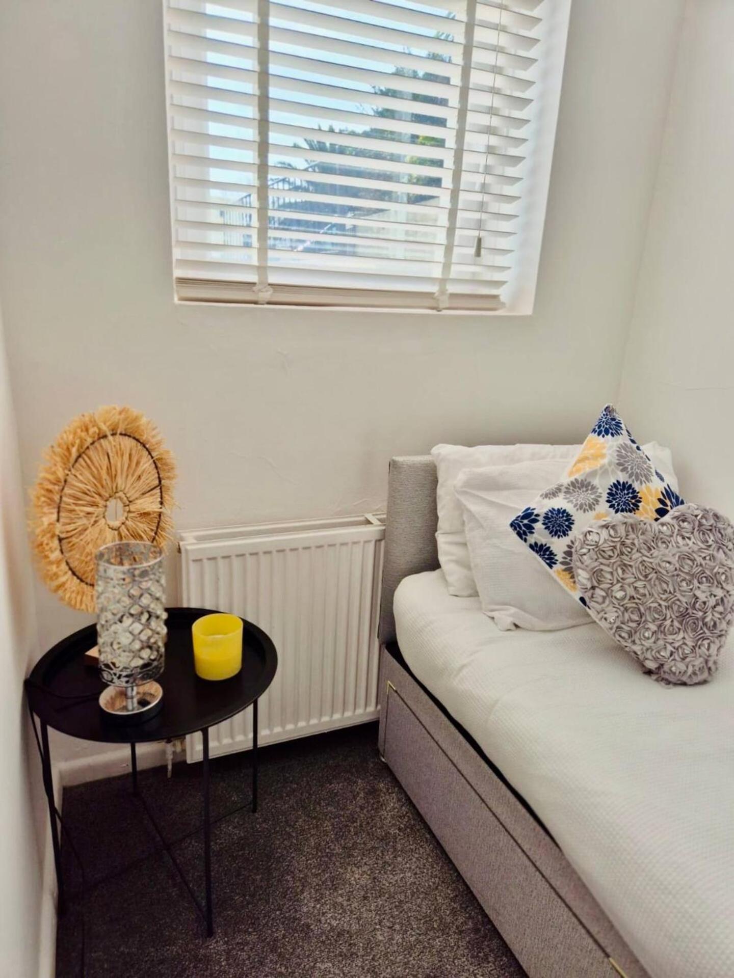 Apartment Stunning Spacious 3 Bedroom Seafront 2 Minute Walk To Beach, Shops, Restaurants Portsmouth