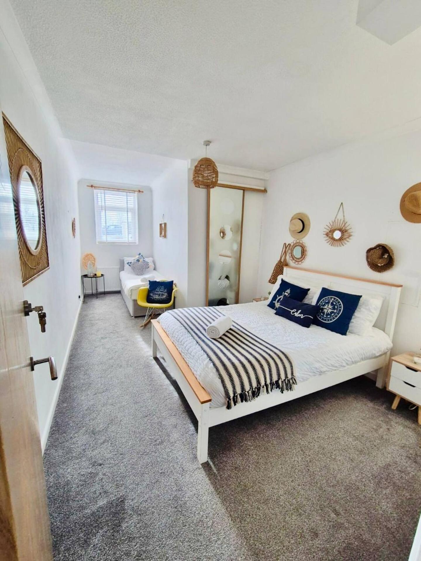 Stunning Spacious 3 Bedroom Seafront 2 Minute Walk To Beach, Shops, Restaurants * Portsmouth