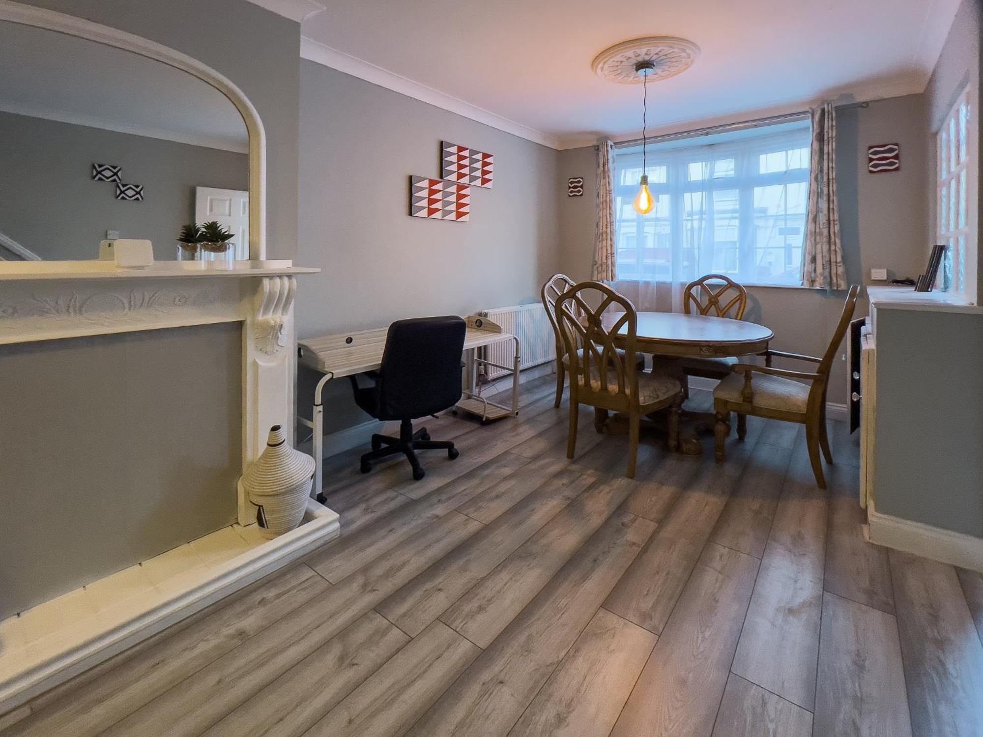 Spacious Retreat - Remote Worker & Family Friendly *
