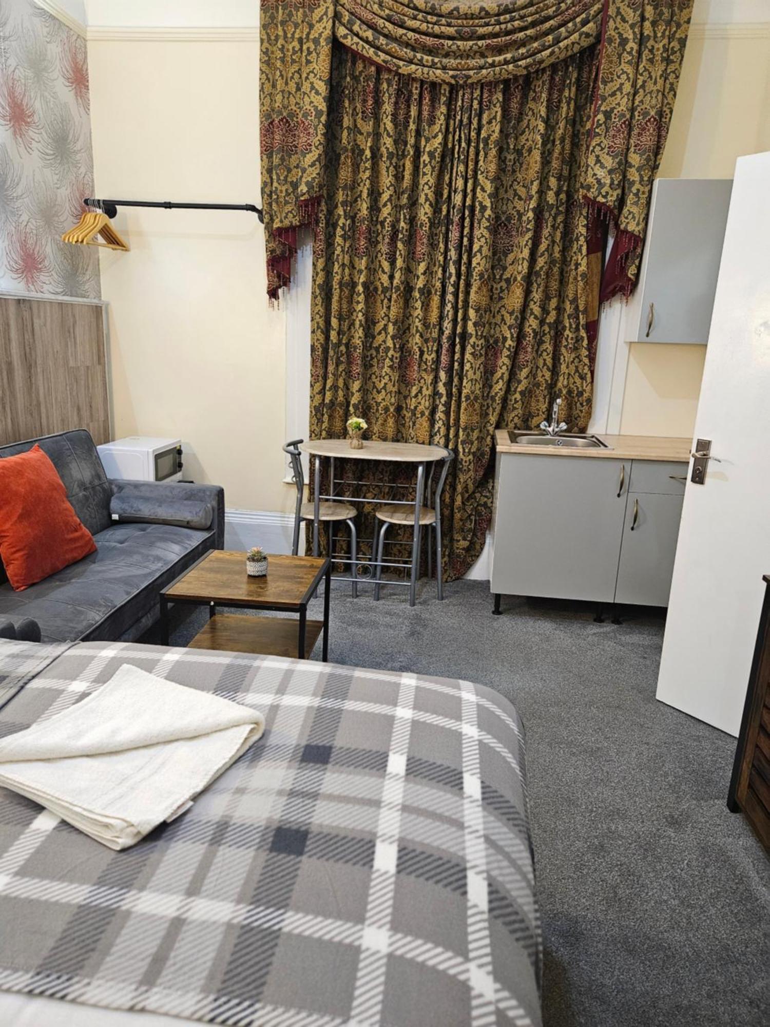 The Green Light House Studio 24 - Free Private Parking Aparthotel