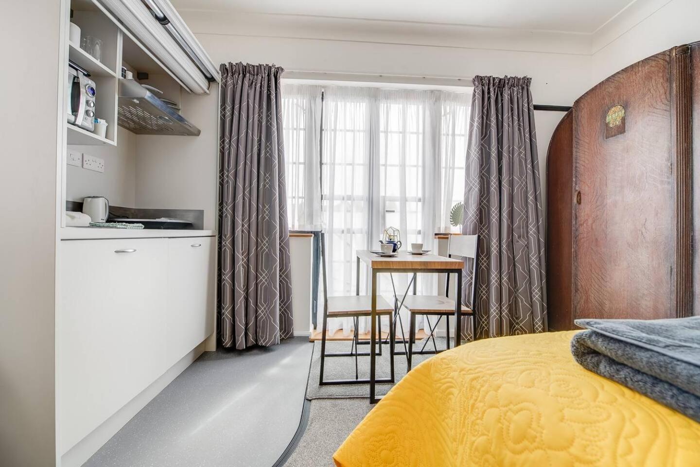 Ferryman By Places To Be Apartment *