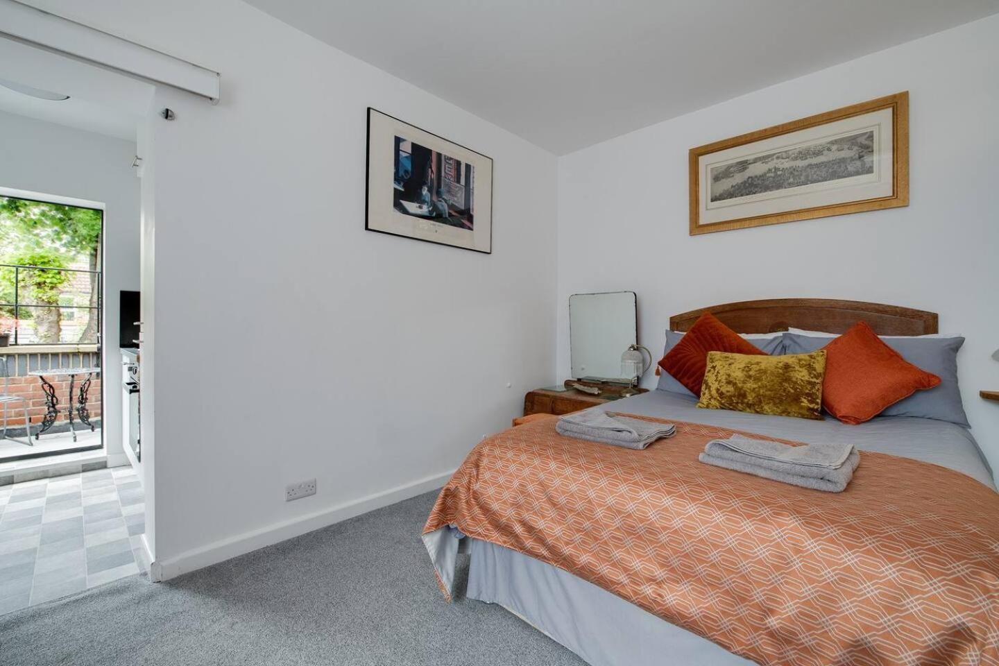 Ferryman By Places To Be Apartment