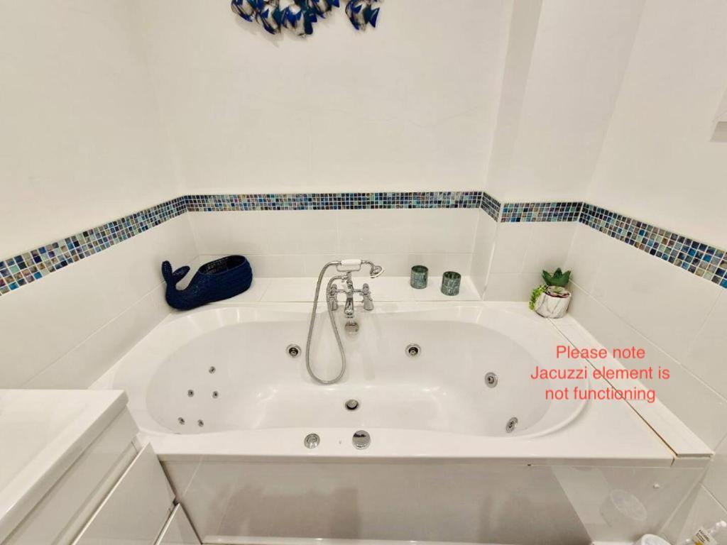 Apartment Stunning Spacious 3 Bedroom Seafront 2 Minute Walk To Beach, Shops, Restaurants *
