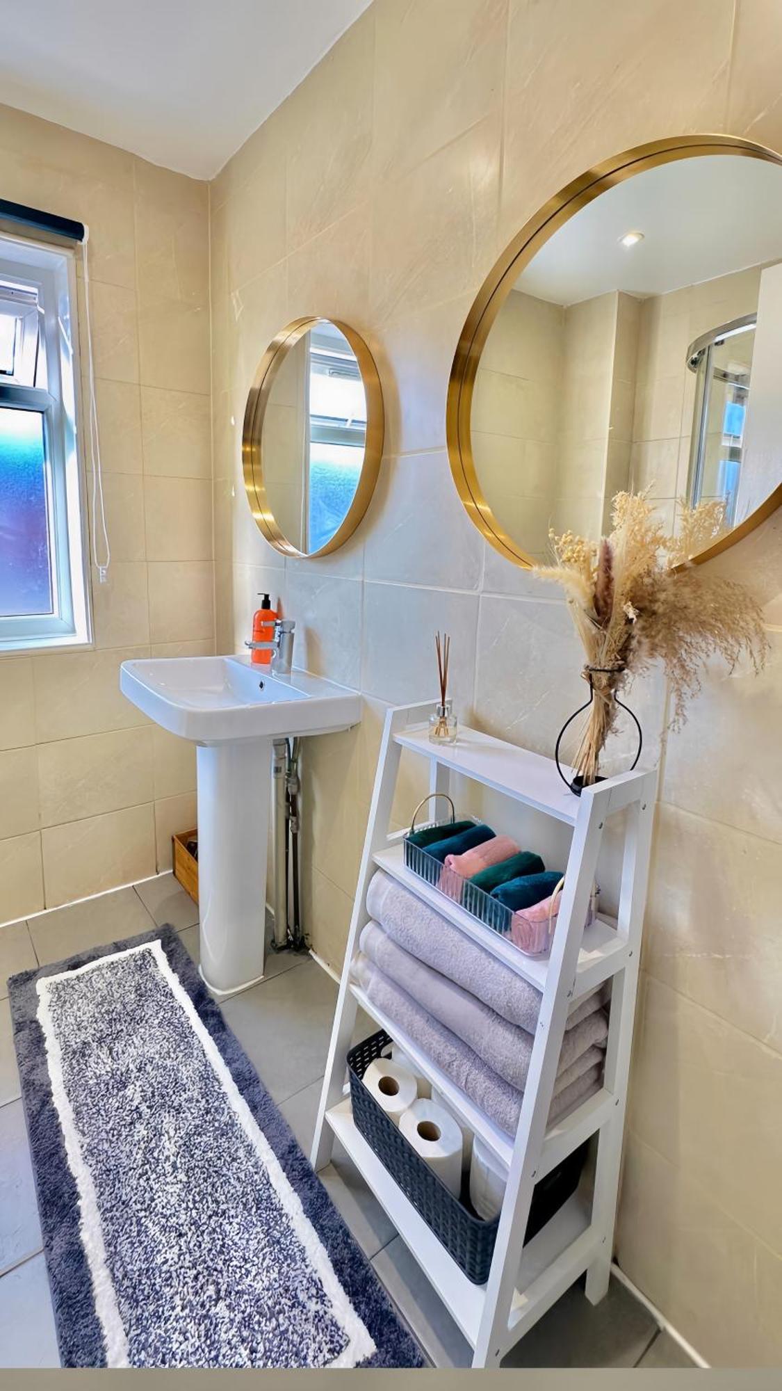 Zayd - Cozy Garden, Gunwharf Quays, Harbour Train Station, Close Parking, Sleeps 1-8 Comfortably * Portsmouth