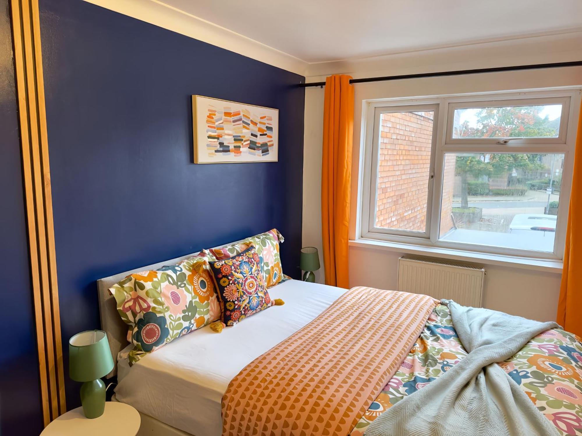 Apartment Zayd - Cozy Garden, Gunwharf Quays, Harbour Train Station, Close Parking, Sleeps 1-8 Comfortably Portsmouth