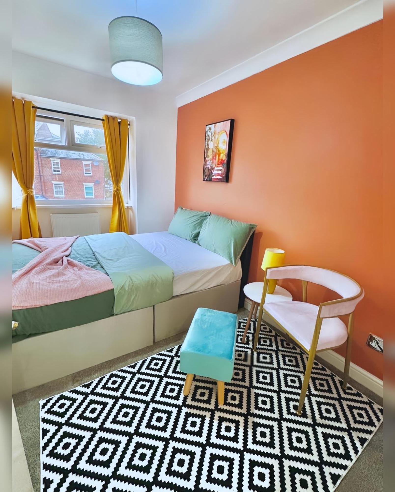 Zayd - Cozy Garden, Gunwharf Quays, Harbour Train Station, Close Parking, Sleeps 1-8 Comfortably Apartment