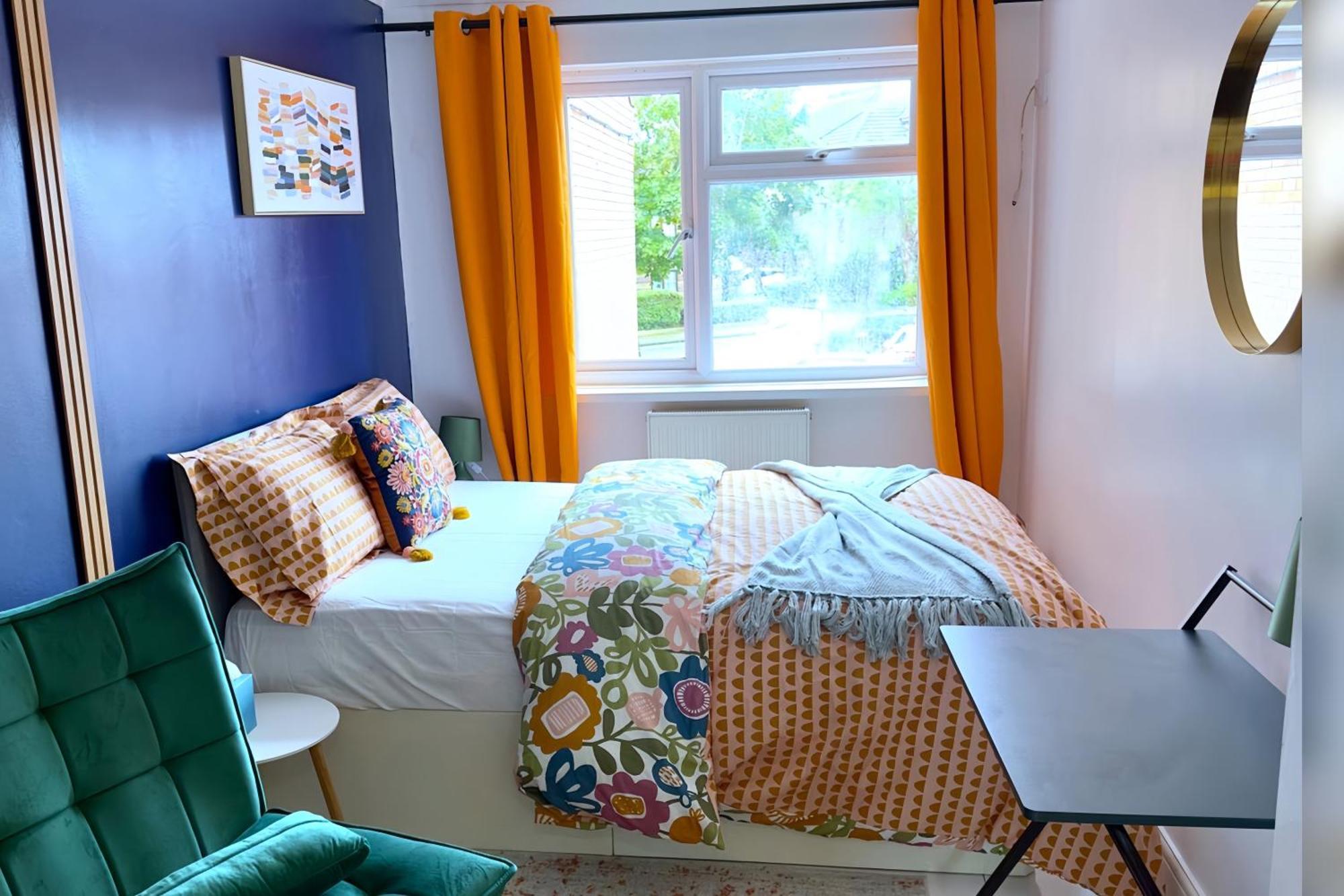 Zayd - Cozy Garden, Gunwharf Quays, Harbour Train Station, Close Parking, Sleeps 1-8 Comfortably Apartment *