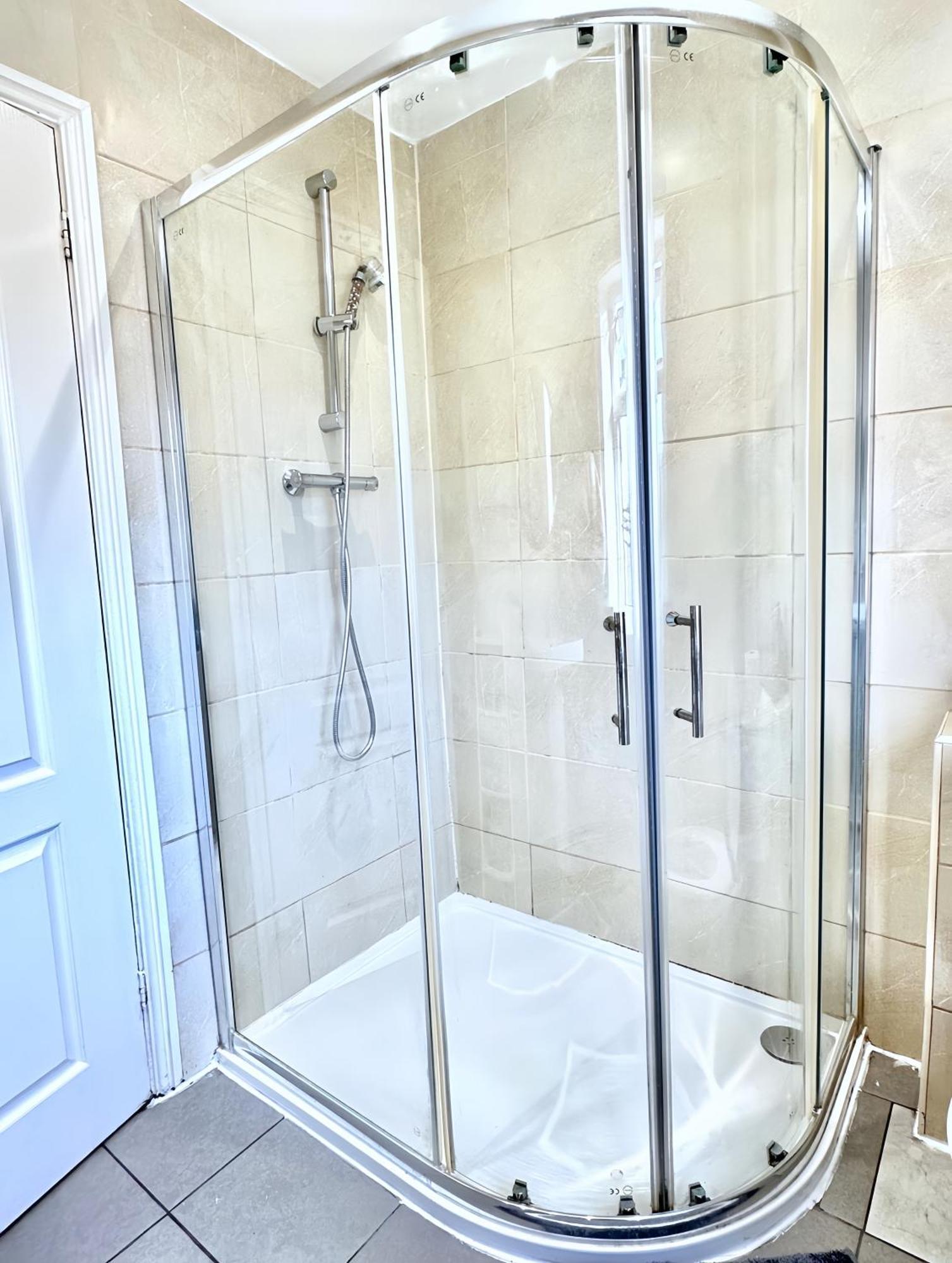 Apartment Zayd - Cozy Garden, Gunwharf Quays, Harbour Train Station, Close Parking, Sleeps 1-8 Comfortably *