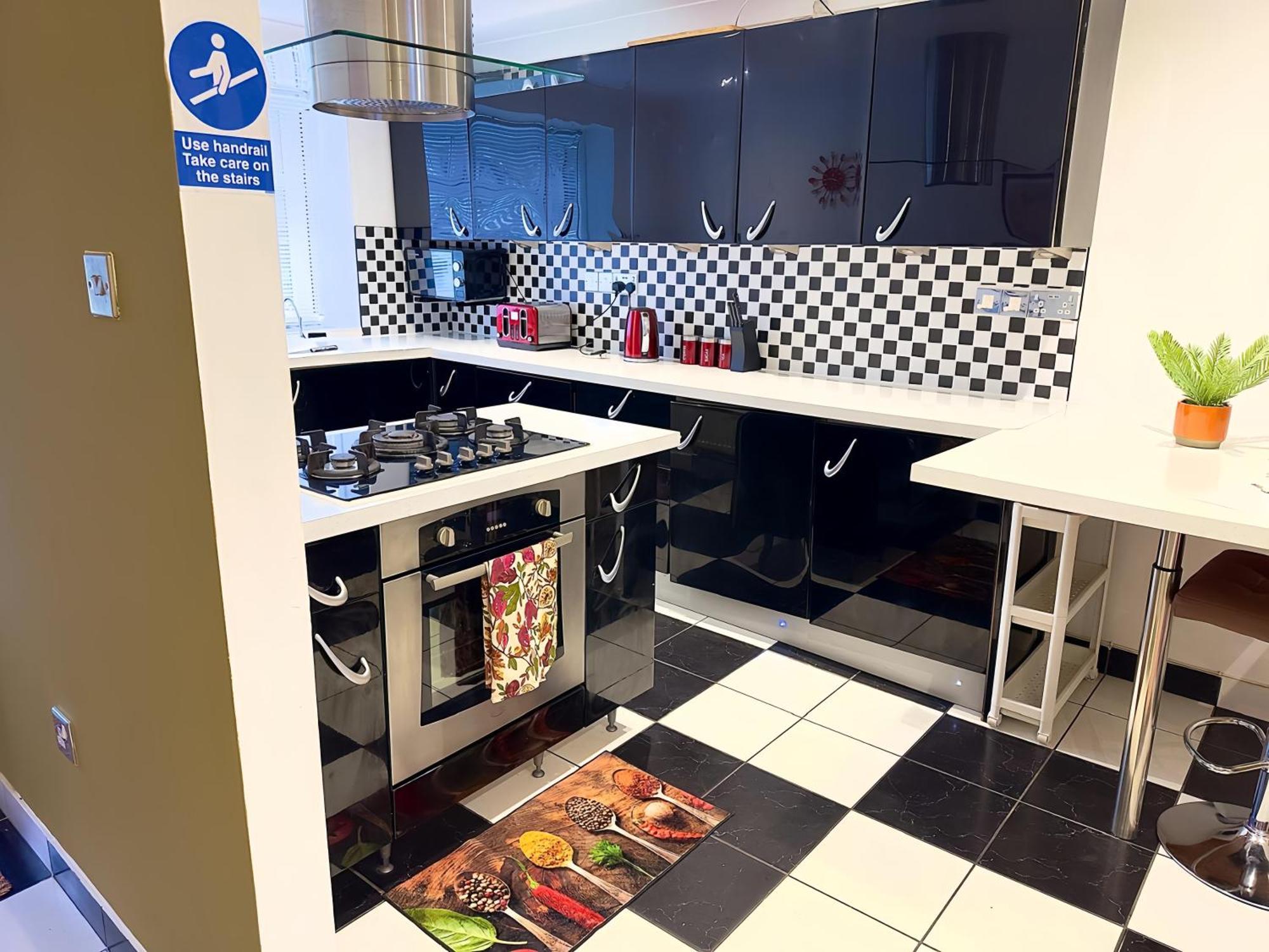 Zayd - Cozy Garden, Gunwharf Quays, Harbour Train Station, Close Parking, Sleeps 1-8 Comfortably