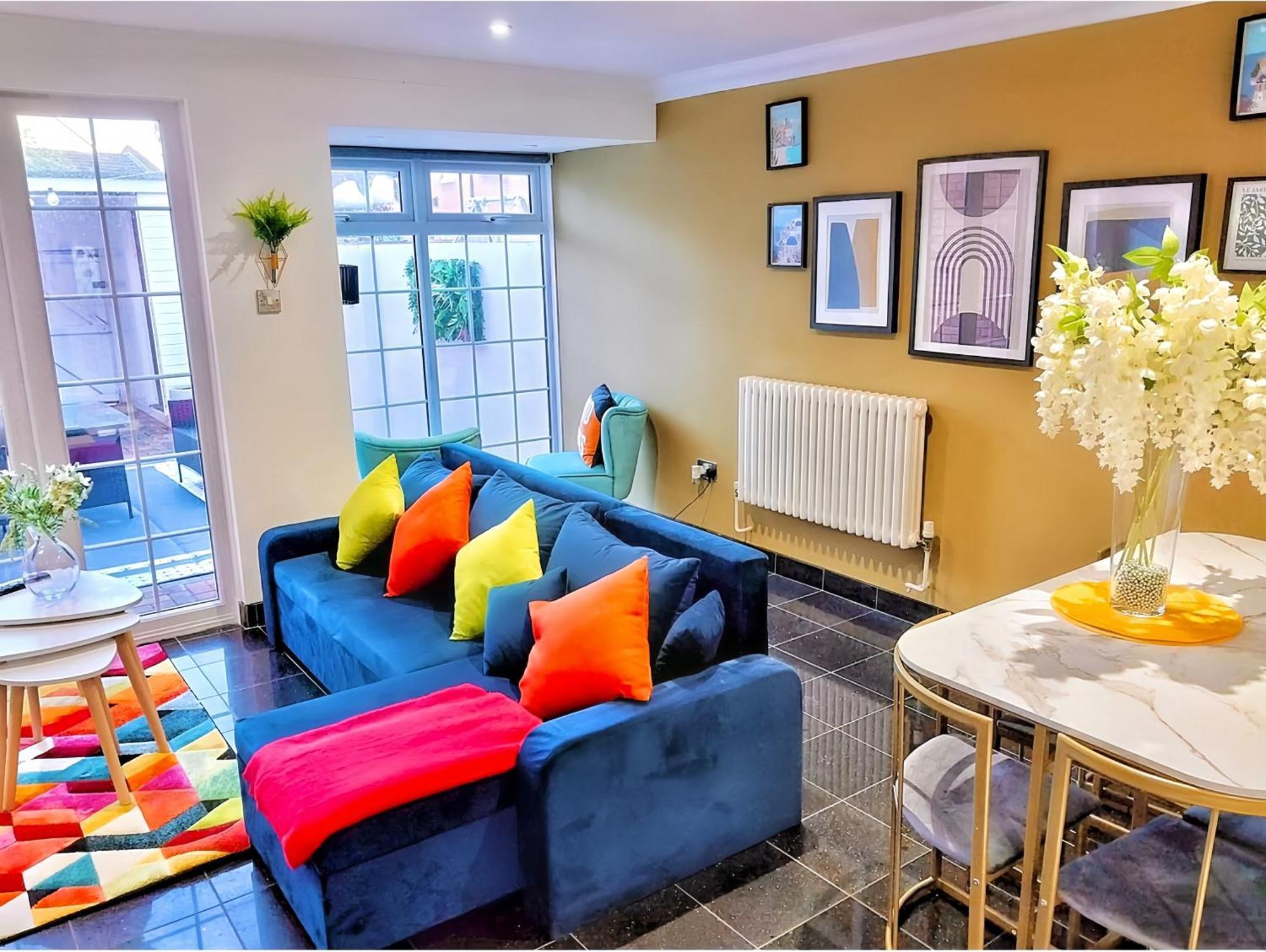 Zayd - Cozy Garden, Gunwharf Quays, Harbour Train Station, Close Parking, Sleeps 1-8 Comfortably Apartment