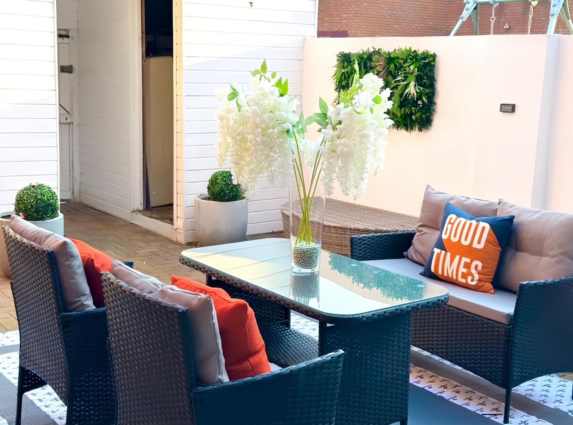 Apartment Zayd - Cozy Garden, Gunwharf Quays, Harbour Train Station, Close Parking, Sleeps 1-8 Comfortably