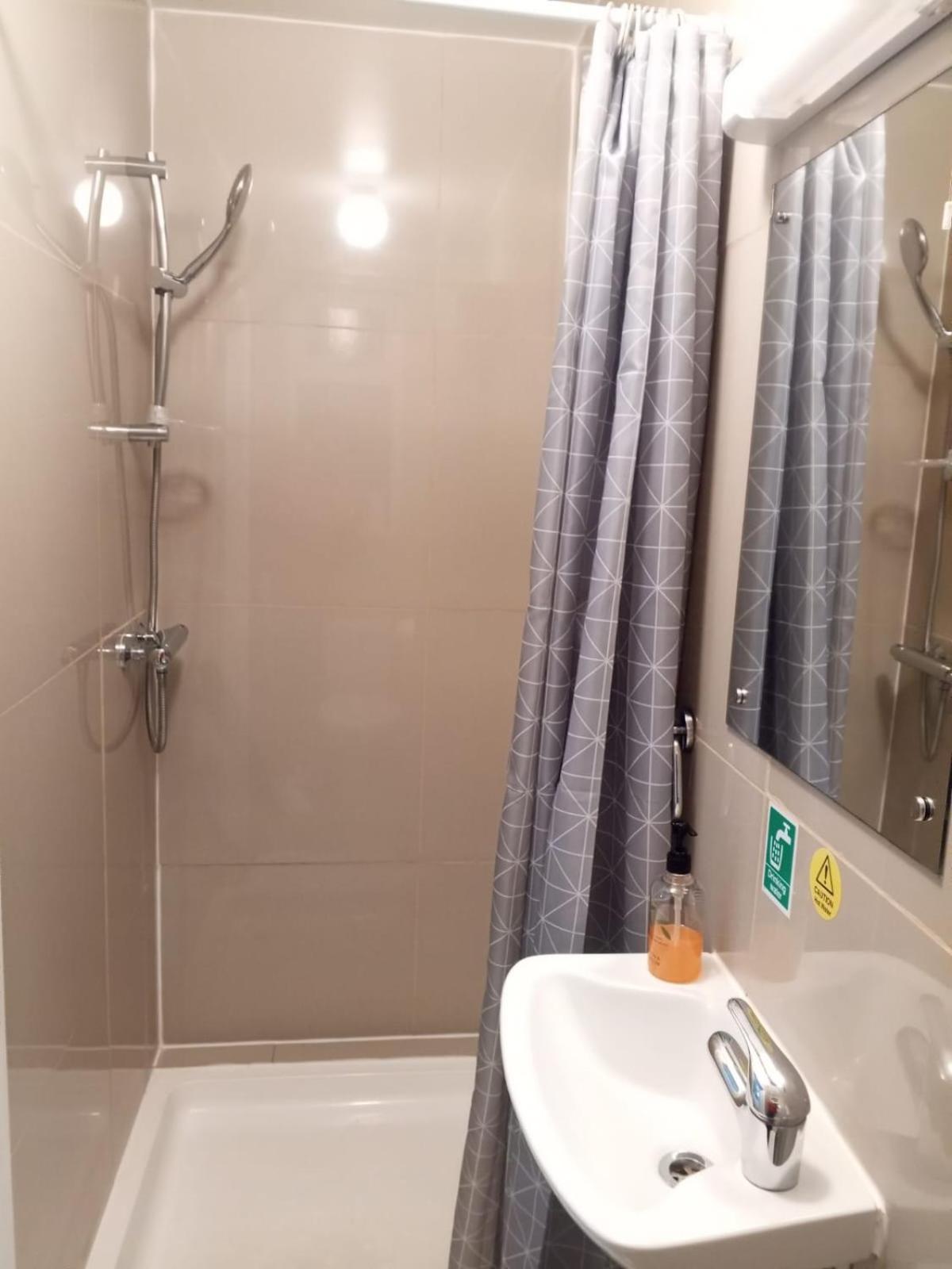The Green Light House Studio 24 - Free Private Parking Aparthotel *