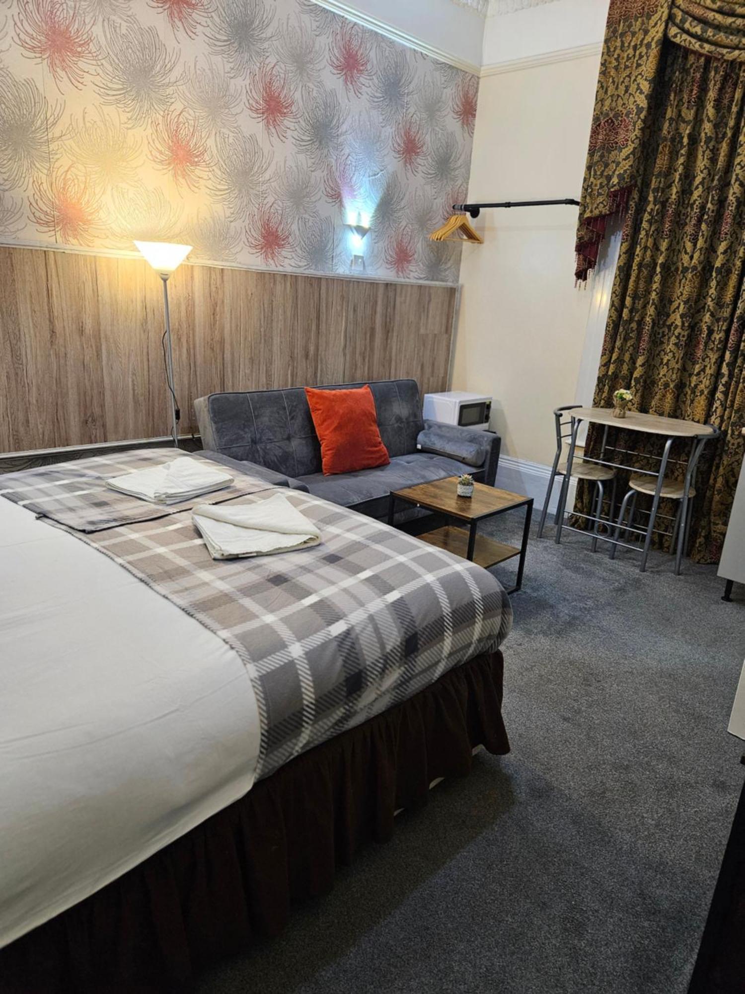 The Green Light House Studio 24 - Free Private Parking Aparthotel *