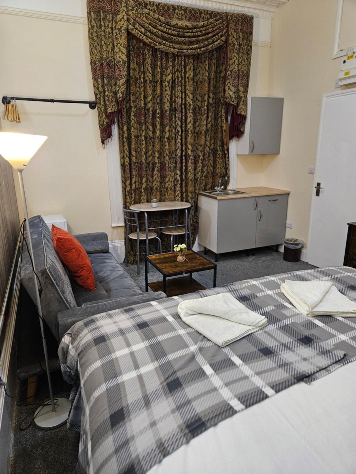 The Green Light House Studio 24 - Free Private Parking Aparthotel