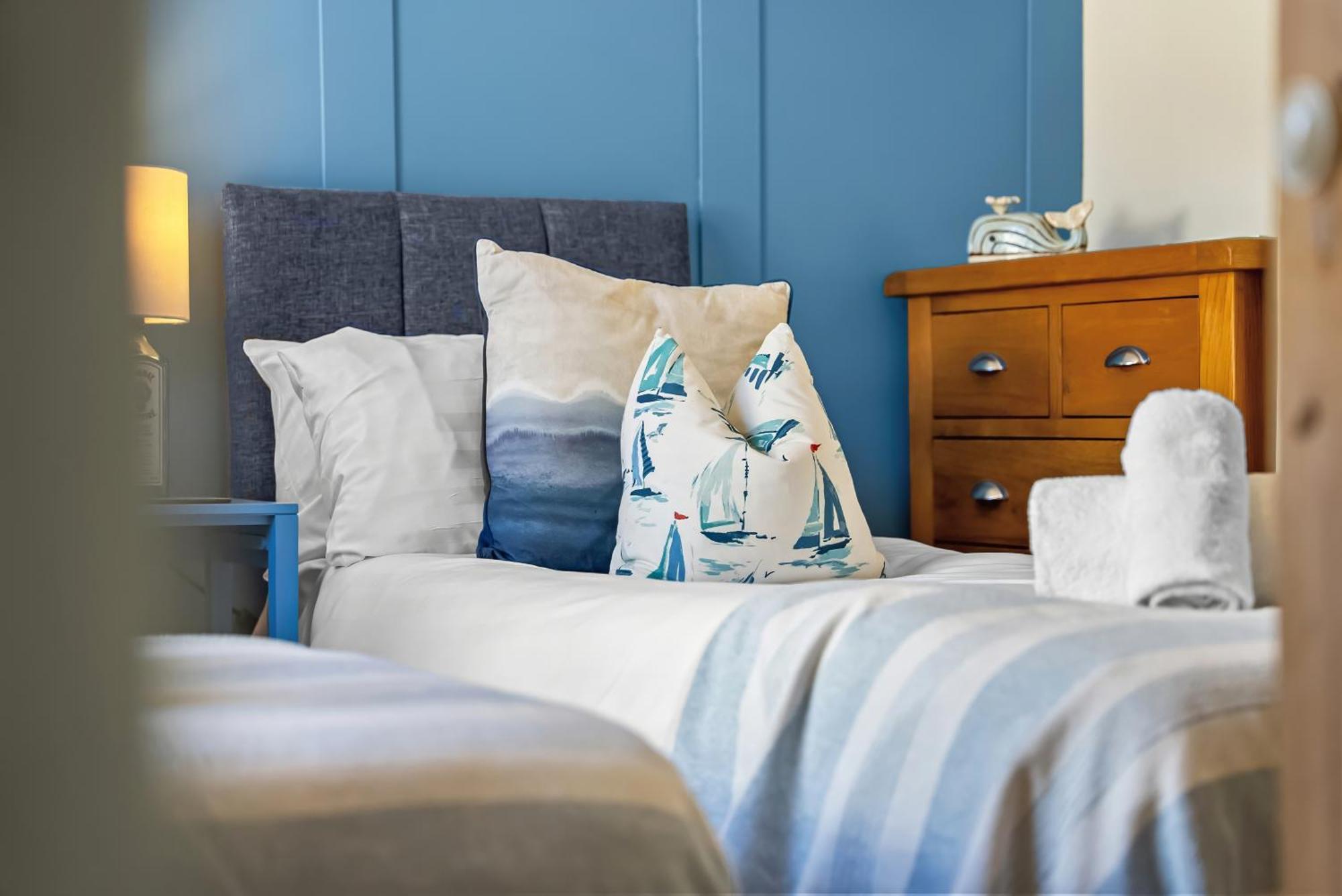 Blue Puffin Stays: Spacious 3-bed Townhouse With Free Parking Holiday home *