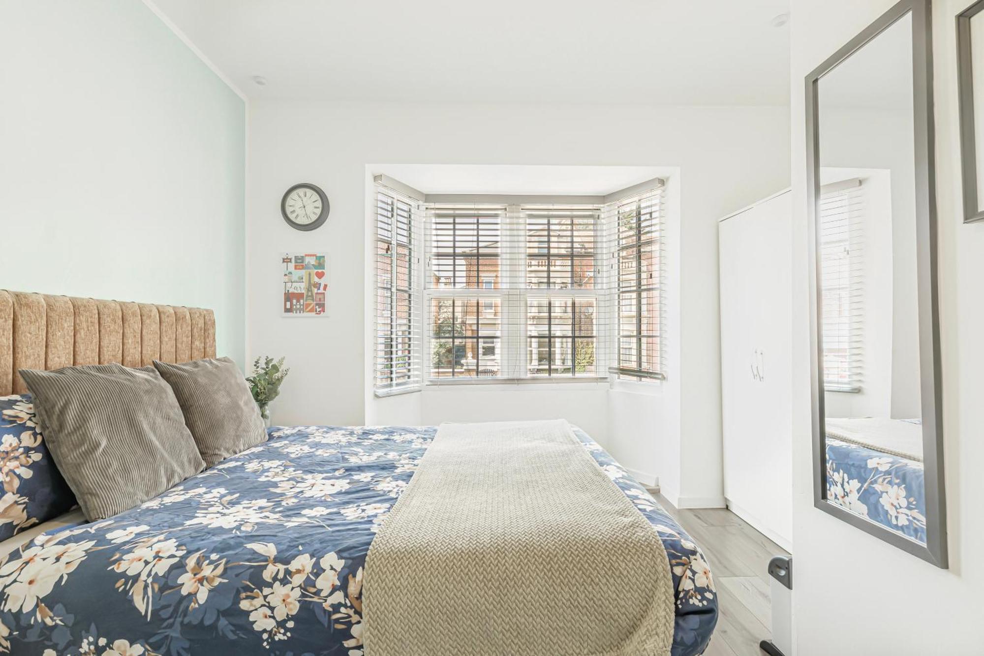 Large One Bedroom Southsea Sleeps 3 - Free Parking *