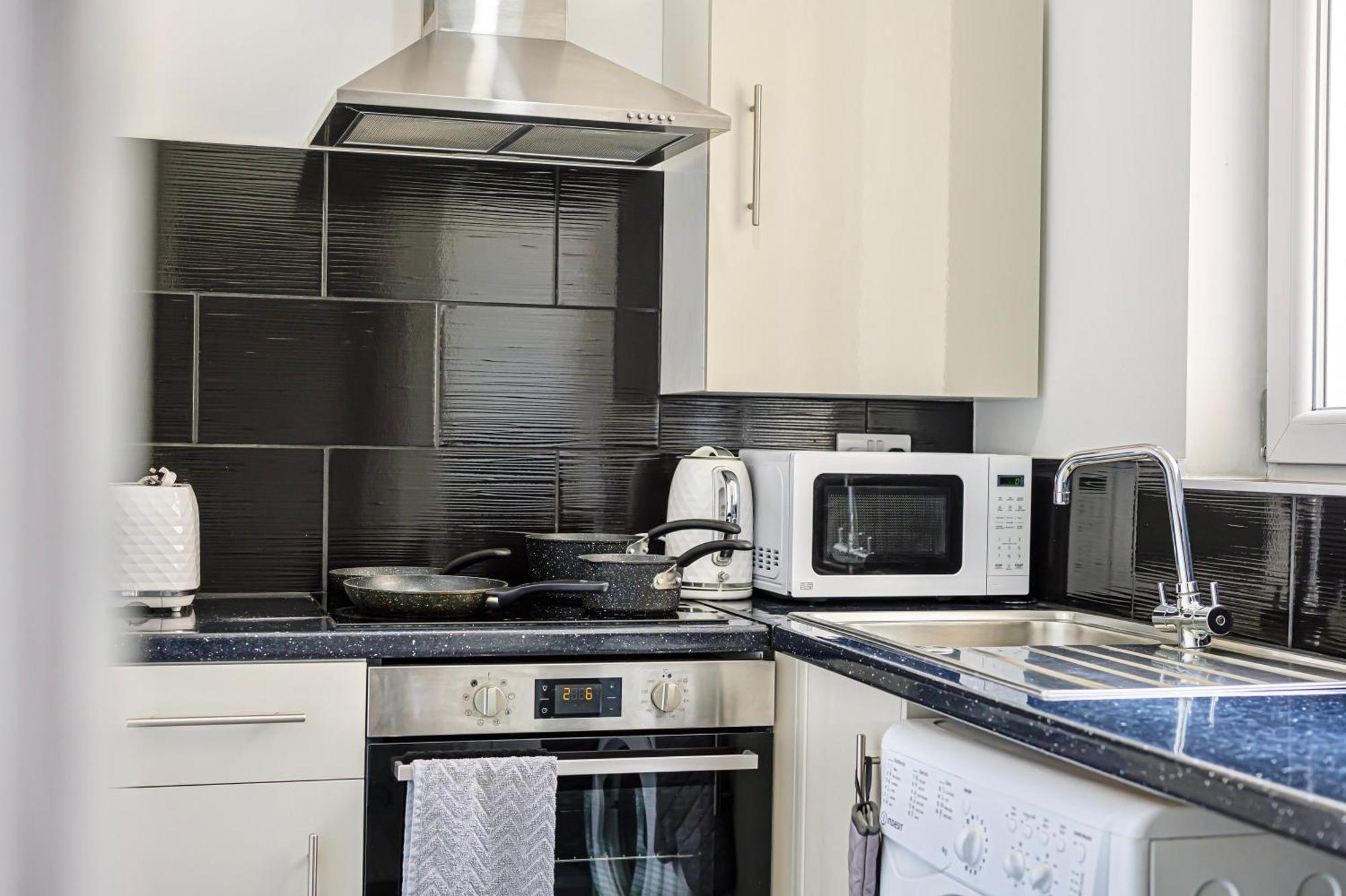 Apartment Large One Bedroom Southsea Sleeps 3 - Free Parking