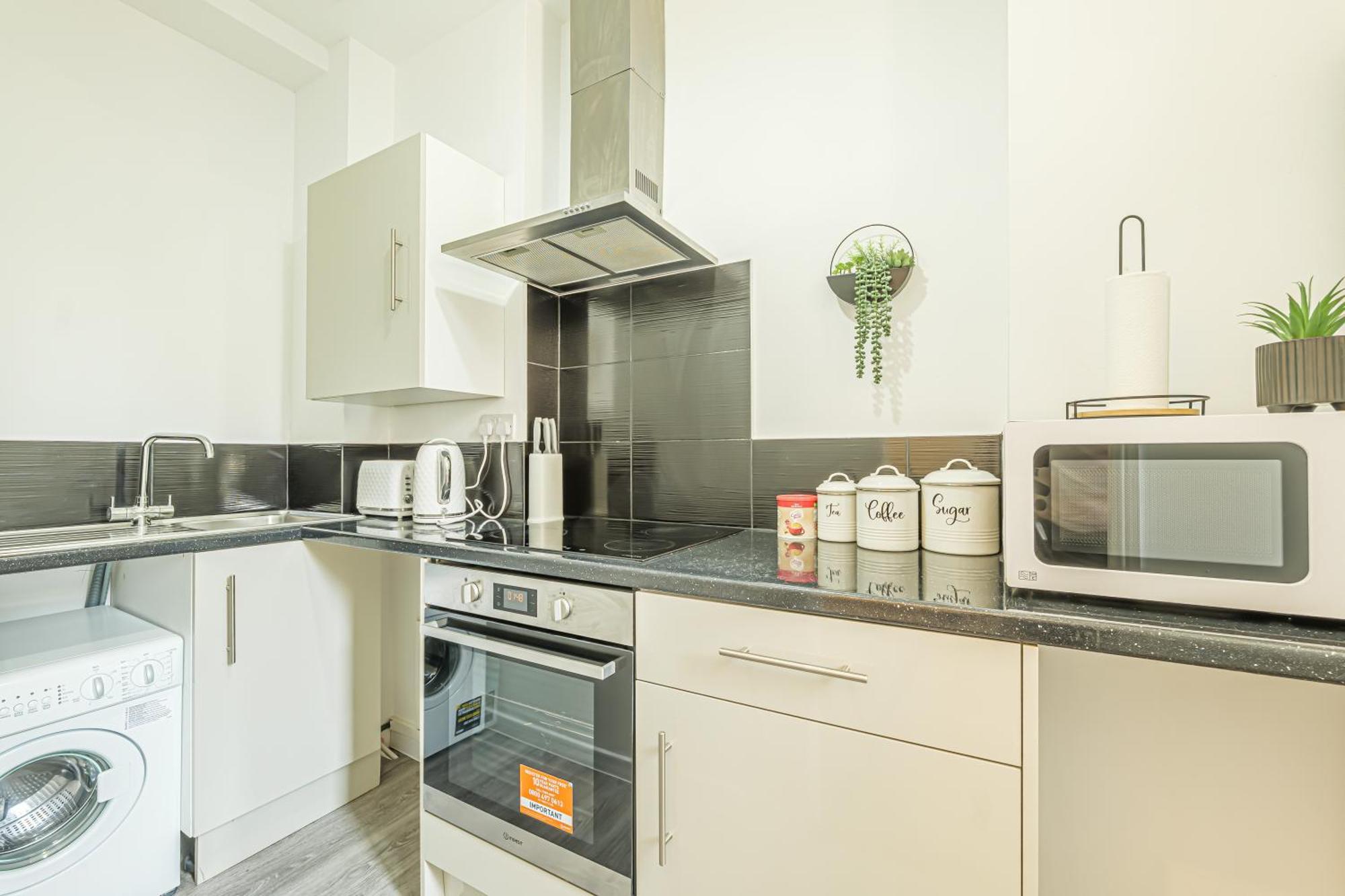 Large One Bedroom Southsea Sleeps 3 - Free Parking Apartment *